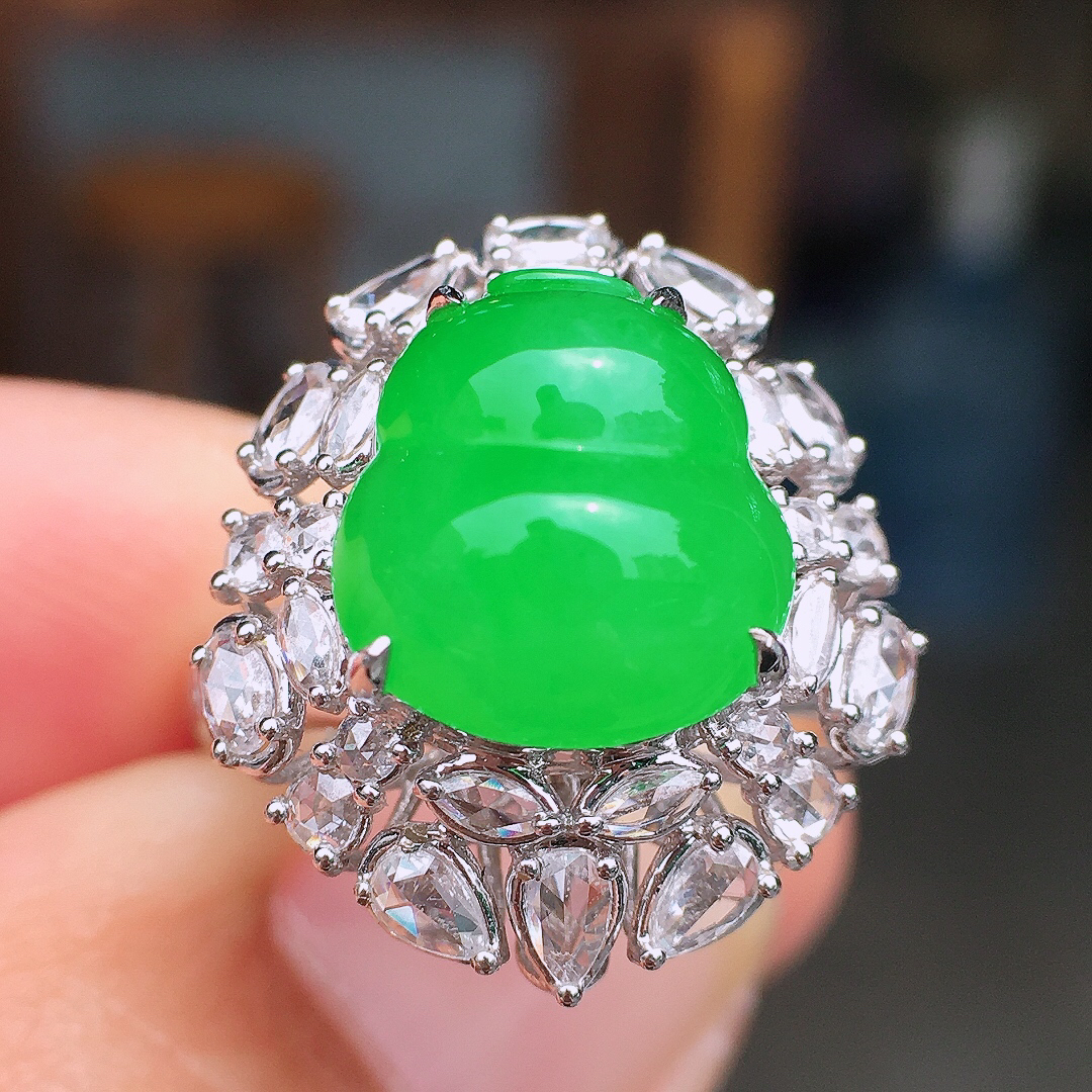 阳绿葫芦戒指/吊坠两用款，色泽均匀艳丽，玉质细腻，荧光感超
强，饱满圆润，尽显优雅气质，18k
金豪