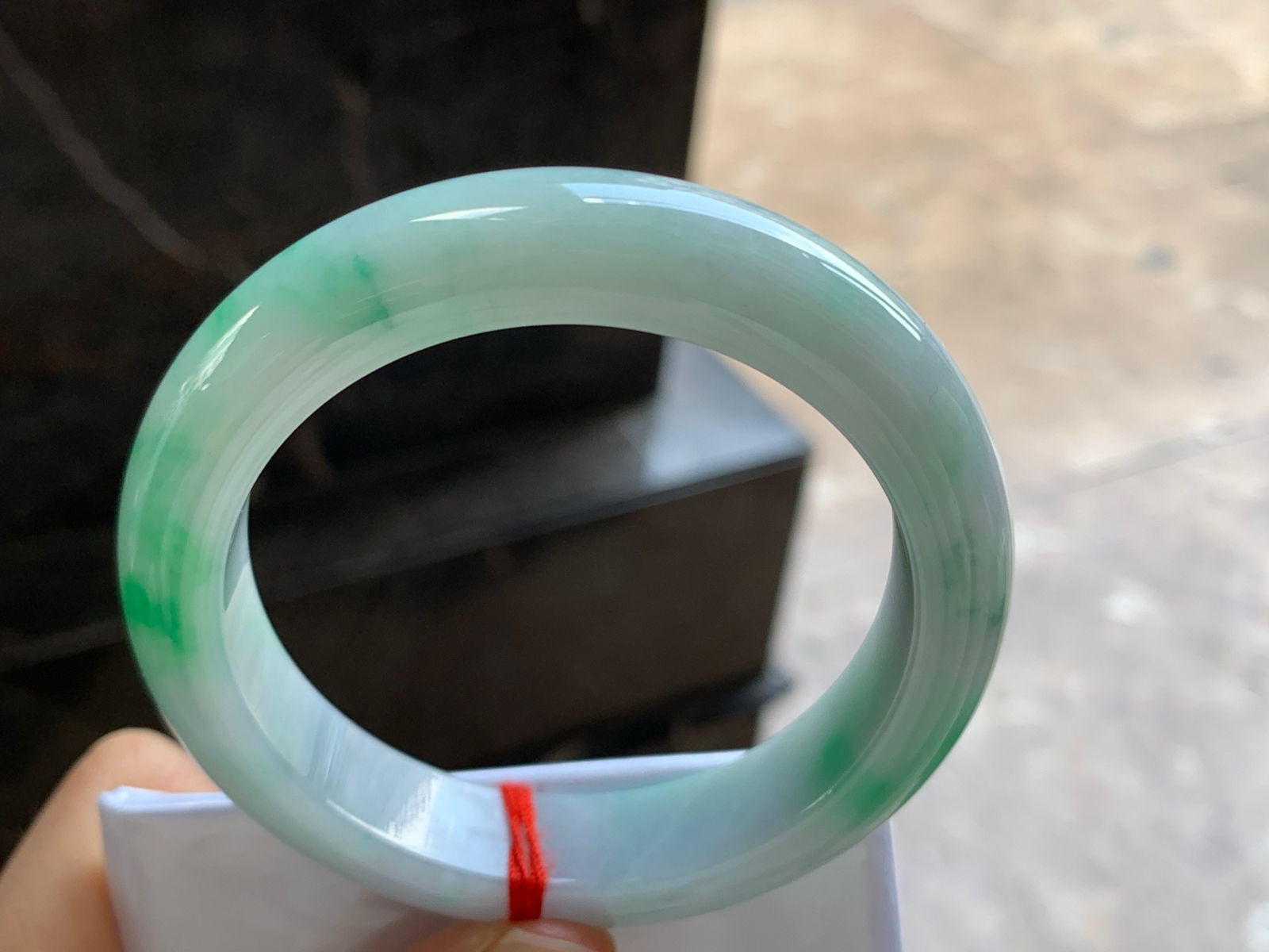 55.5-12.8-9.2

带色手镯^_^细腻