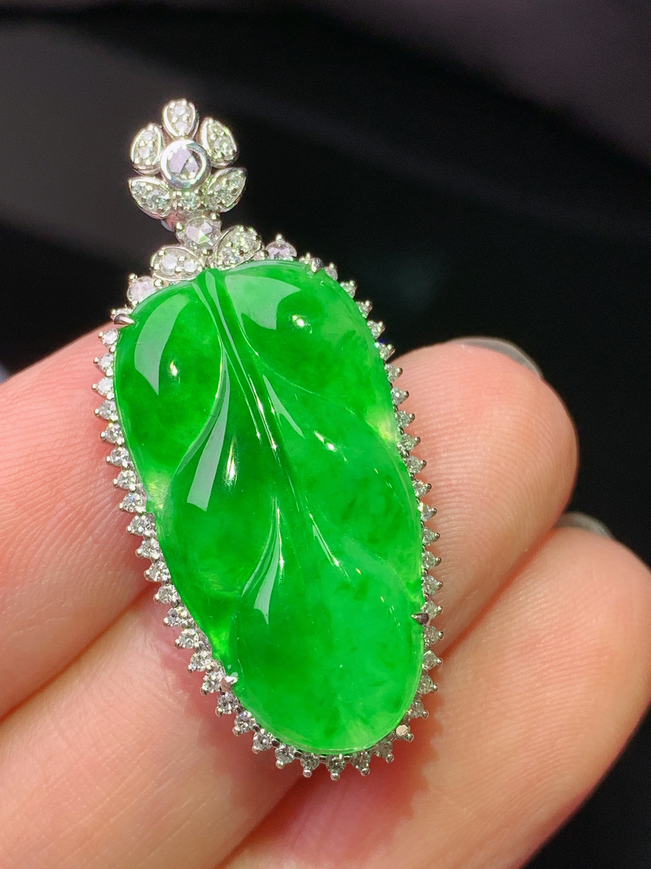 18k金钻镶嵌翠绿树叶吊坠 玉质细腻 色泽艳丽清新 水润亮眼 整体尺寸34.6*15.5*6m2