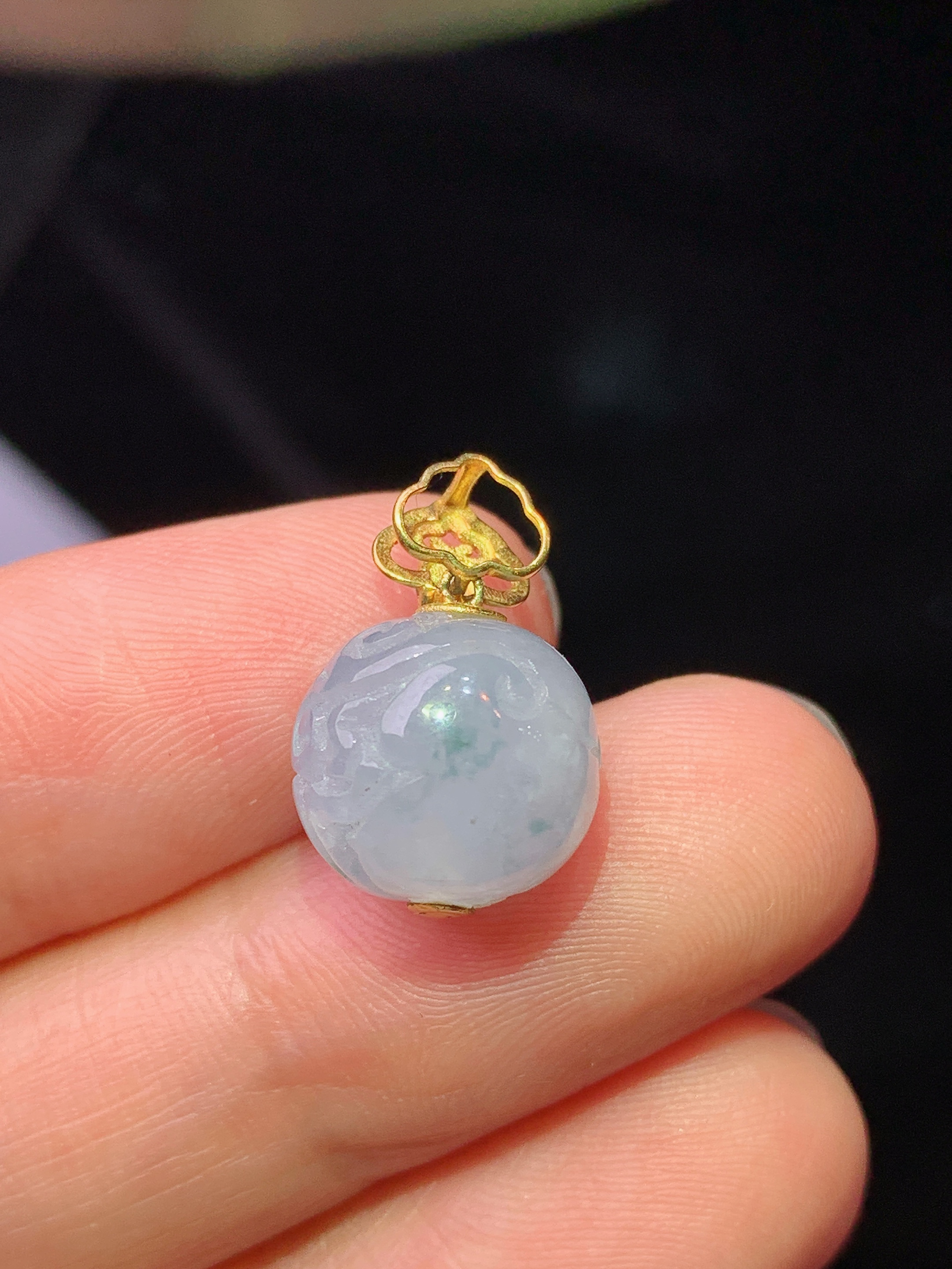 18k金镶嵌飘绿圆珠吊坠 玉质细腻 色泽艳丽清新 水润亮眼 整体尺寸16.7*11.2*2x