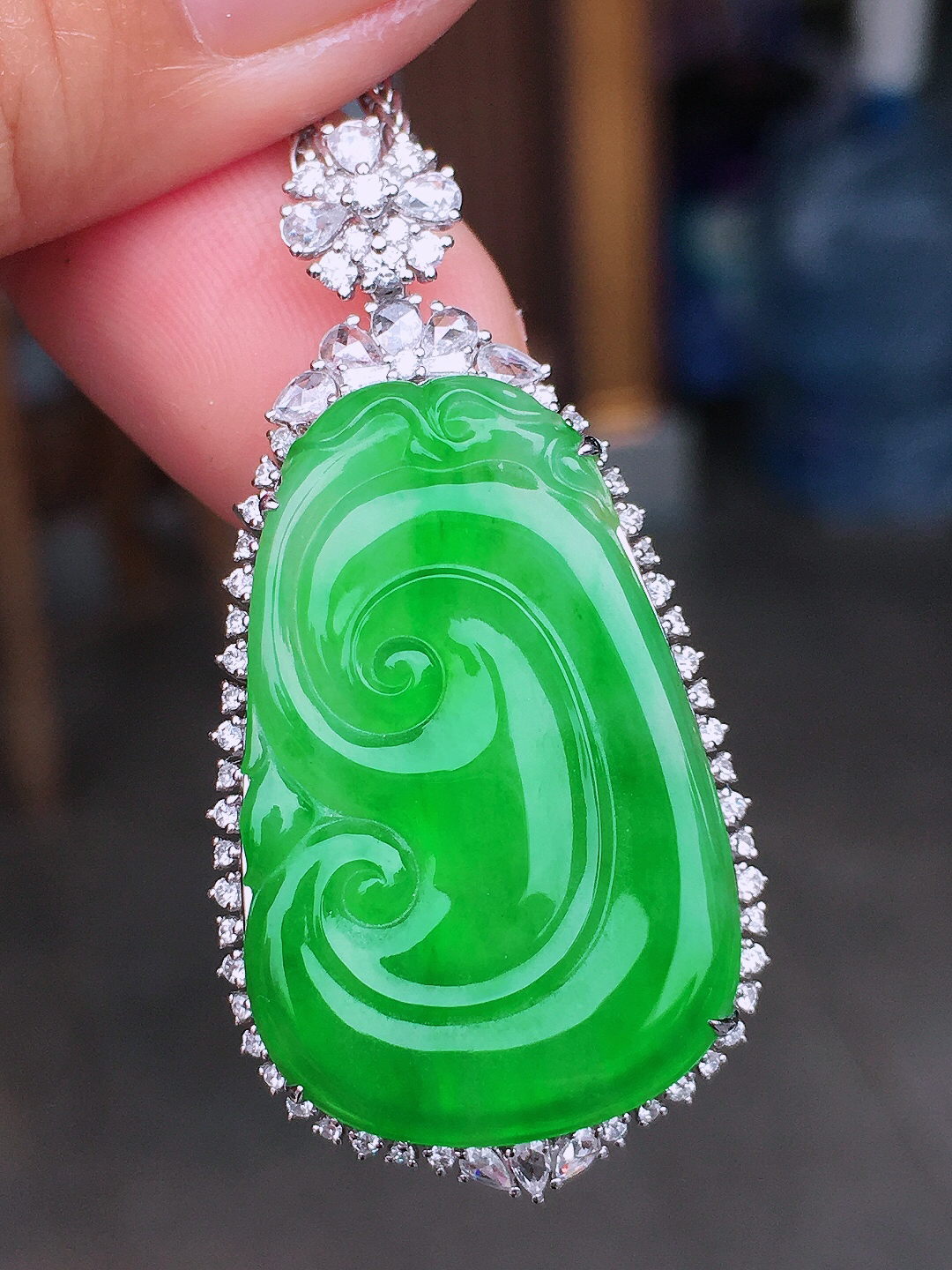 阳绿如意吊坠，色泽均匀艳丽，玉质细腻，荧光感超
强，饱满圆润，尽显优雅气质，18k
金豪华镶嵌