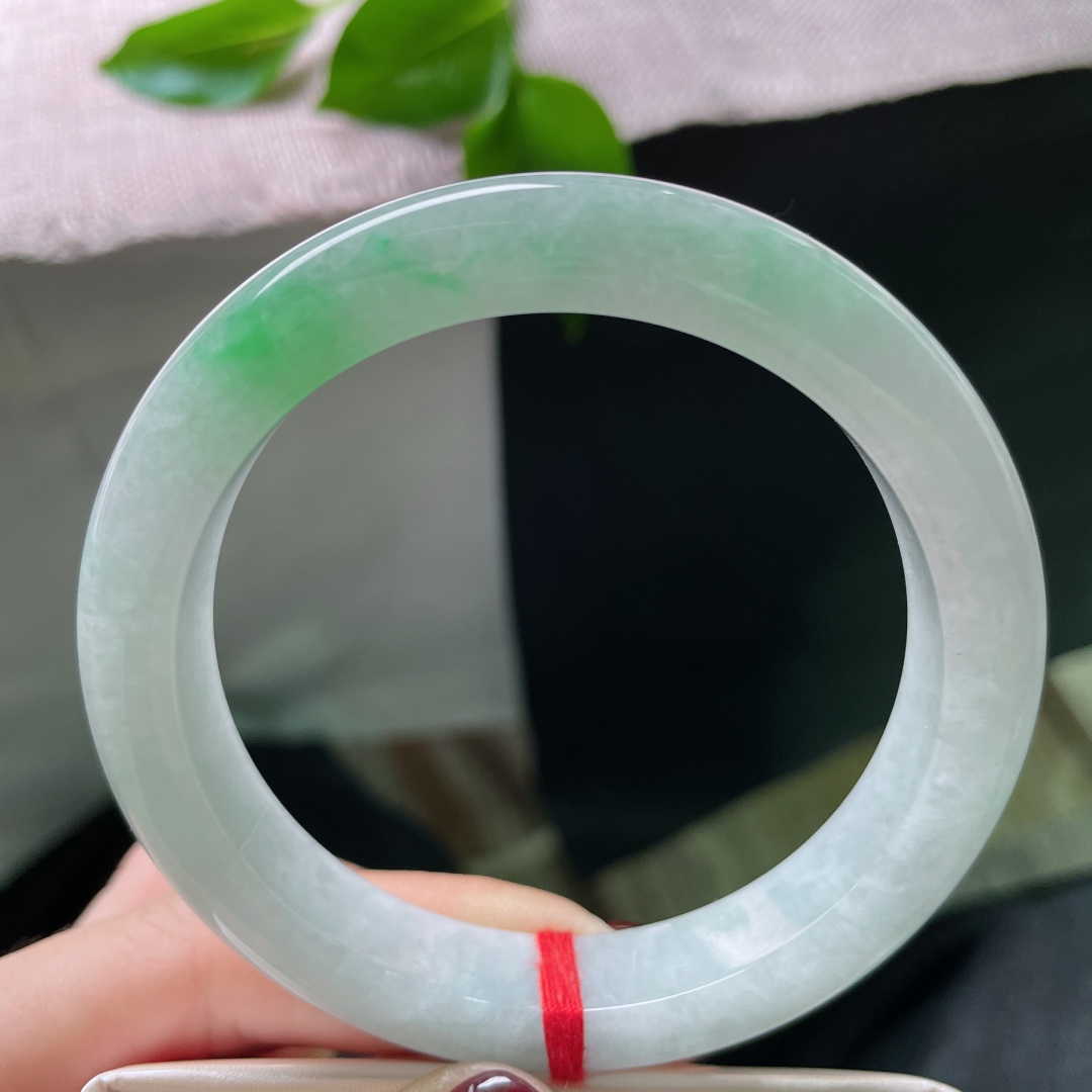 59.2/11.8/9，飘绿正圈，水润细腻，腕间一汪春水，绿意凝作烟云。皮纹，ss49899a