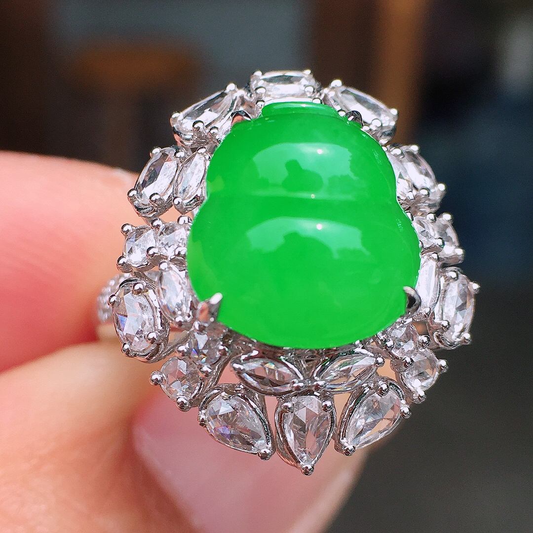 阳绿葫芦戒指/吊坠两用款，色泽均匀艳丽，玉质细腻，荧光感超
强，饱满圆润，尽显优雅气质，18k
金豪