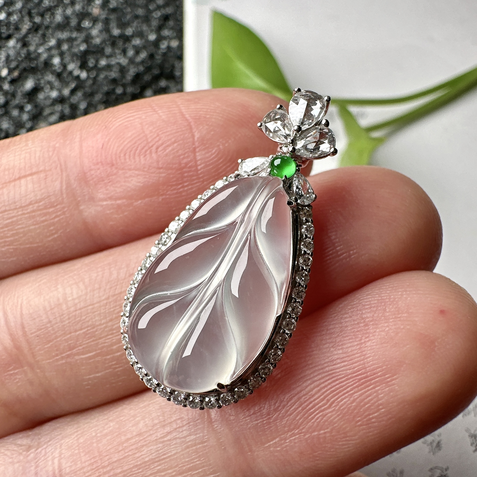 【冰种叶子吊坠】金枝玉叶，质地细腻，冰润透亮，光泽出众，18k金钻镶嵌，裸石尺寸19.3*11.6*4.6毫米