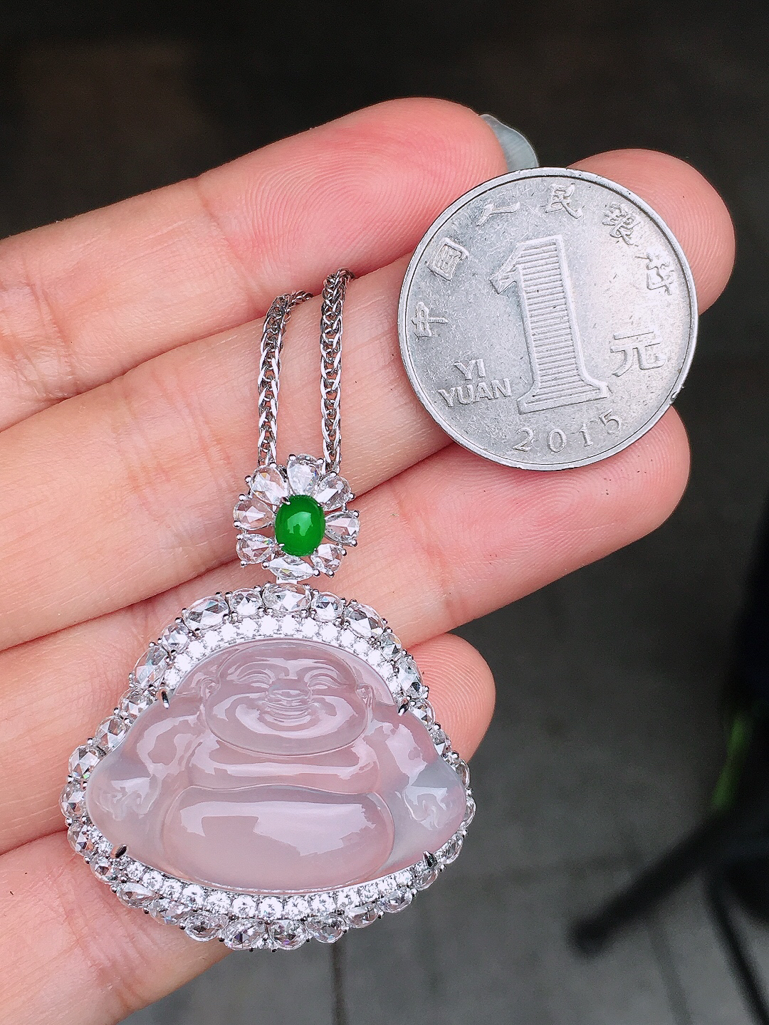 冰种佛公吊坠，玉质细腻，荧光感超
强，饱满圆润，尽显优雅气质，18k
金豪华镶嵌