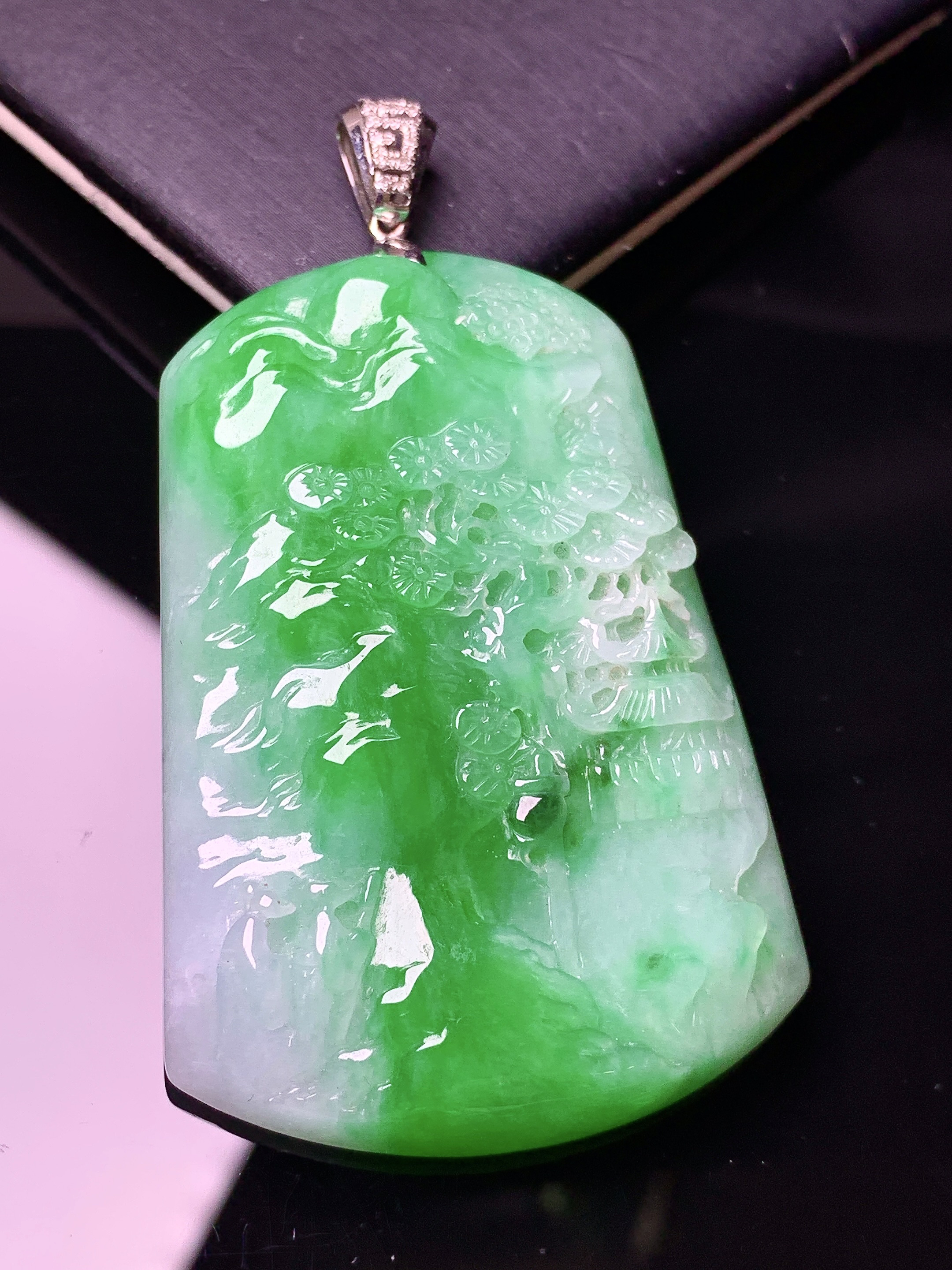翠绿山水牌子吊坠 玉质细腻 色泽艳丽清新 水润亮眼 整体尺寸61.6*35.2*6.5L1