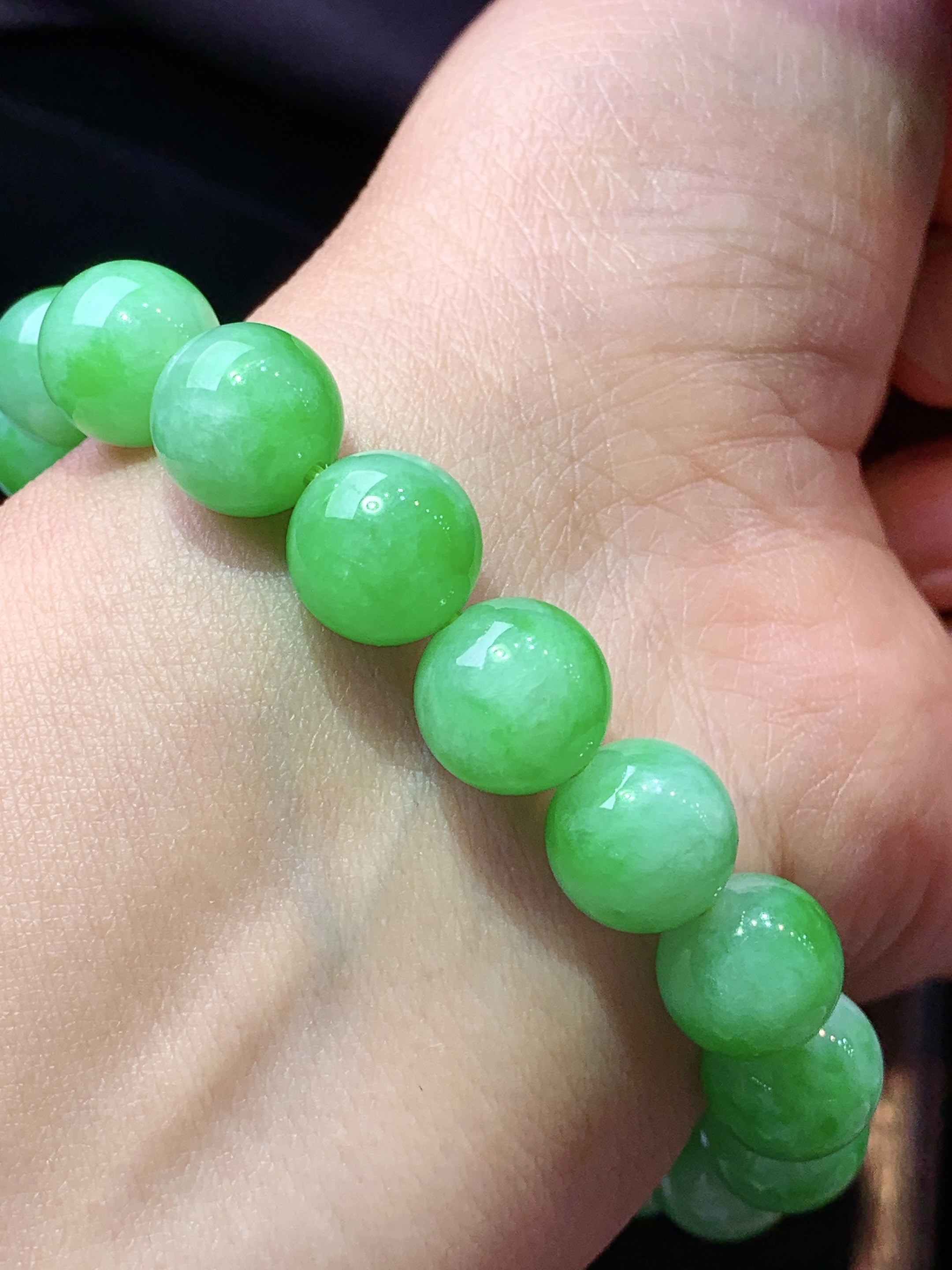 翠绿圆珠手链 玉质细腻 色泽艳丽清新 水润亮眼 整体尺寸10.5x6