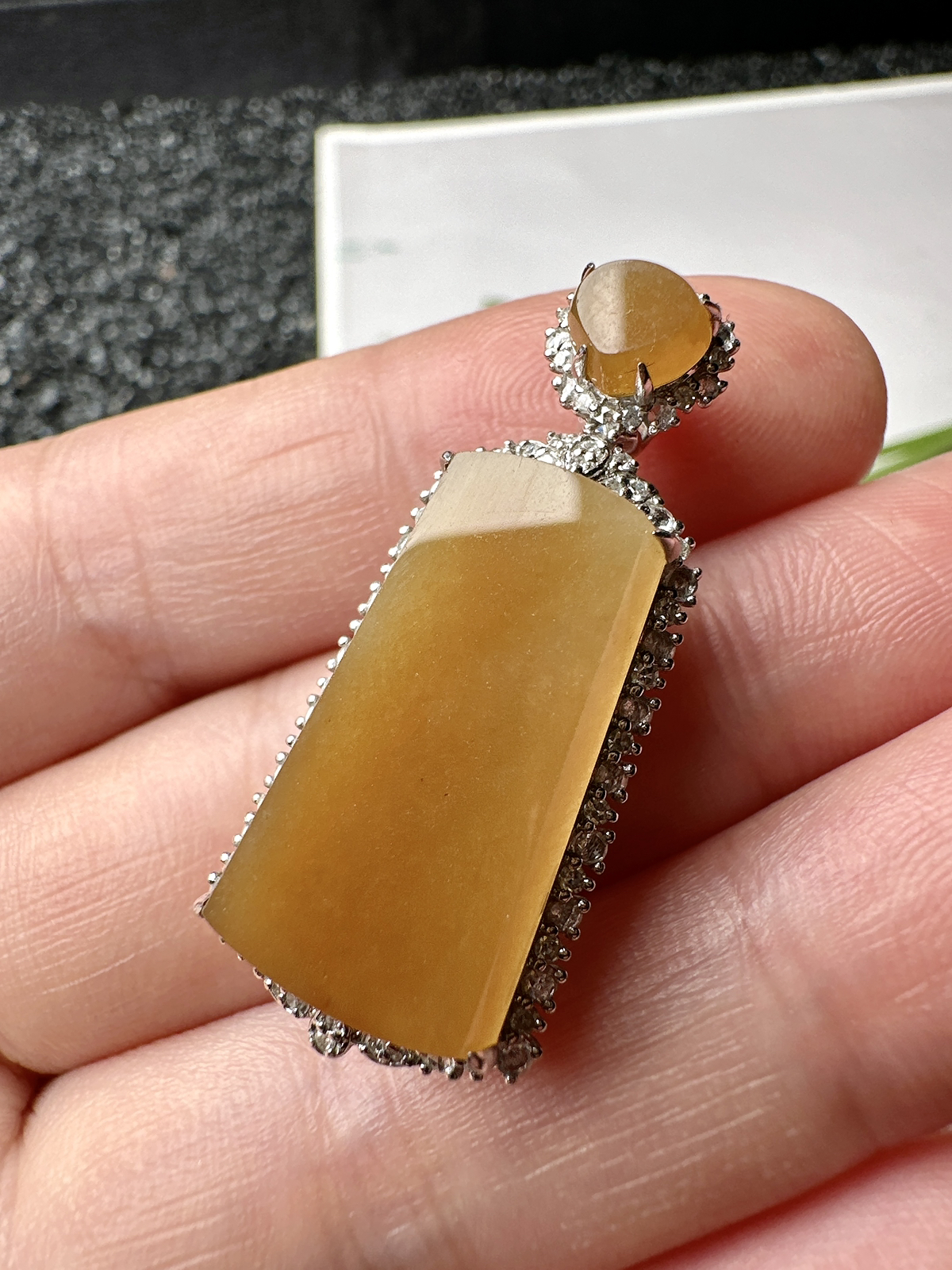 【冰种黄翡无事牌吊坠】质地细腻，冰润通透，晶莹闪亮。收藏品质，18k金钻镶嵌，裸石尺寸22.2*12*3.8毫米