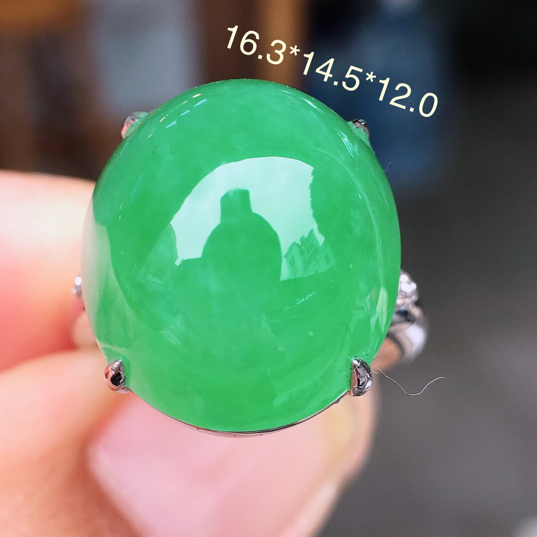 阳绿蛋面戒指，色泽均匀艳丽，玉质细腻，荧光感超
强，饱满圆润，尽显优雅气质，18k
金豪华镶嵌