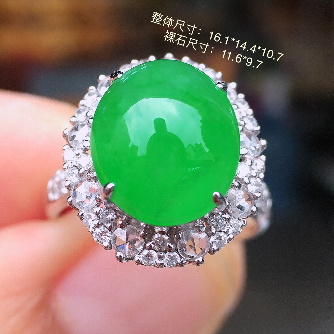 阳绿蛋面戒指，色泽均匀艳丽，玉质细腻，荧光感超
强，饱满圆润，尽显优雅气质，18k
金豪华镶嵌