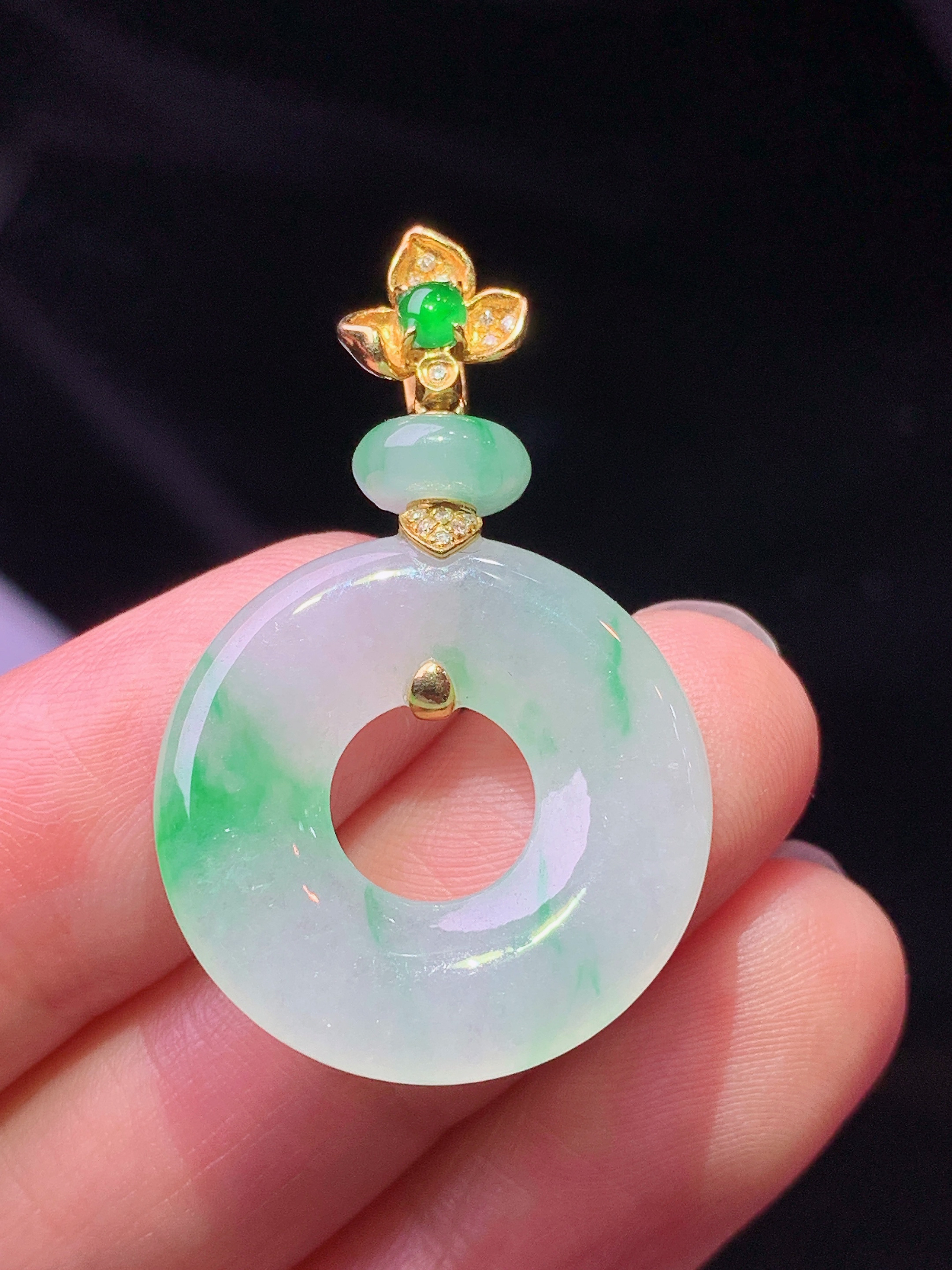18k金钻镶嵌飘绿平安环吊坠 玉质细腻 色泽艳丽清新 水润亮眼 整体尺寸34.5*22.2*3.7b