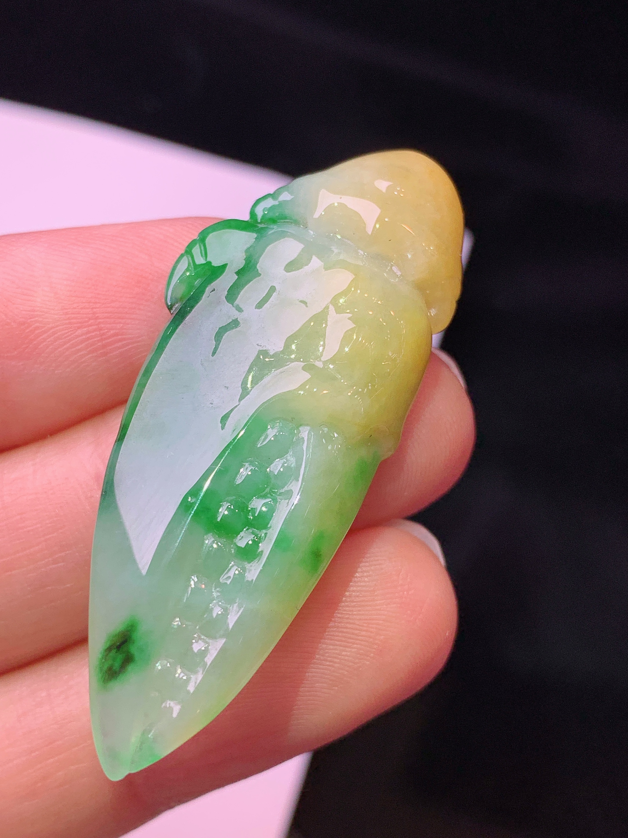 飘黄绿翡蟹钳吊坠 玉质细腻 色泽艳丽清新 水润亮眼 整体尺寸44.8*17.8*7.6w1