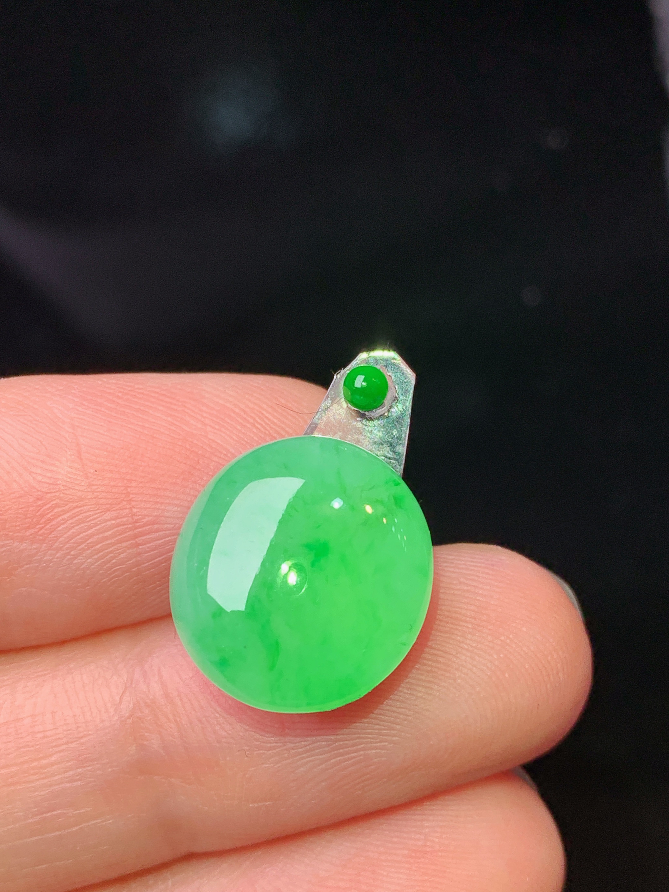 镶嵌款 翠绿蛋面吊坠 玉质细腻 色泽艳丽清新 水润亮眼 整体尺寸14.6*13.2*5.8*2x