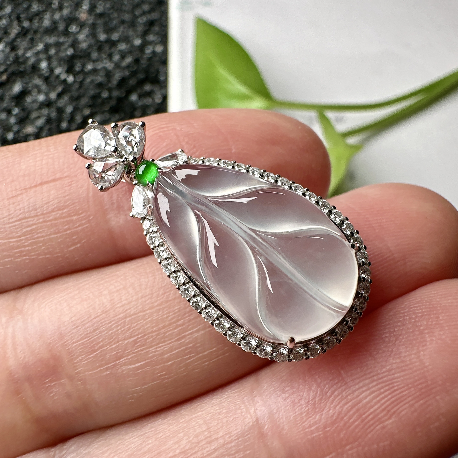 【冰种叶子吊坠】金枝玉叶，质地细腻，冰润透亮，光泽出众，18k金钻镶嵌，裸石尺寸19.3*11.6*4.6毫米