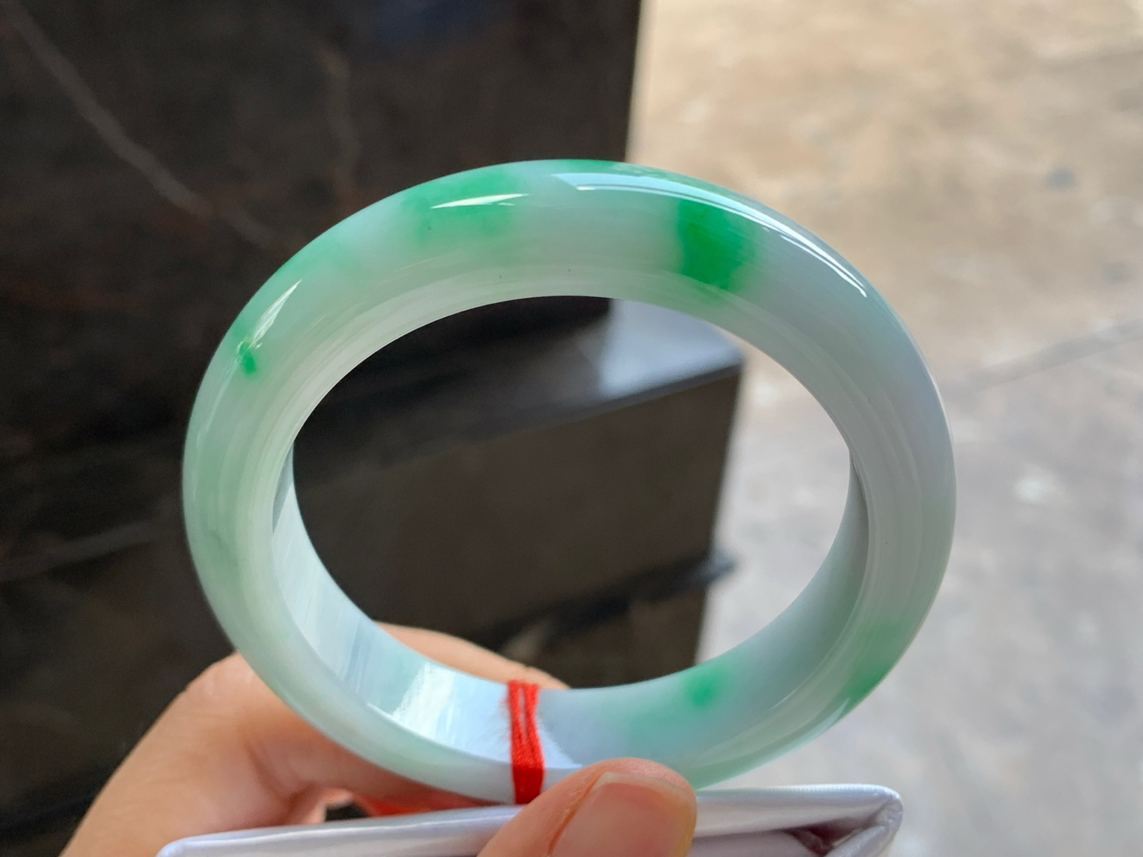 55.5-12.8-9.2

带色手镯^_^细腻