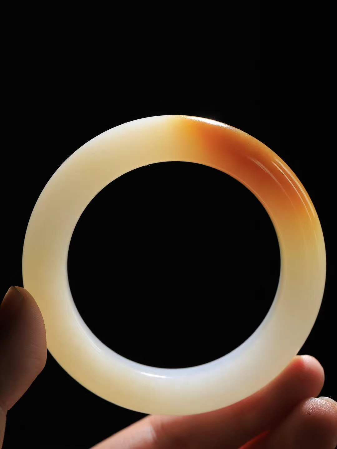 【暖玉生香·手镯】

精品和田玉糖白玉手镯，质地油润细腻，色泽高贵典雅，镯型古朴典雅。在诗情画意的雨巷相遇，你是我腕间的一抹风情，有你眸有深情，清风荡漾湖间静水，我愿俯身低眉，在烟波涟漪处，寻你深情倩影。内径55.5mm尺寸12.7-11.8mm重77克  6940258A