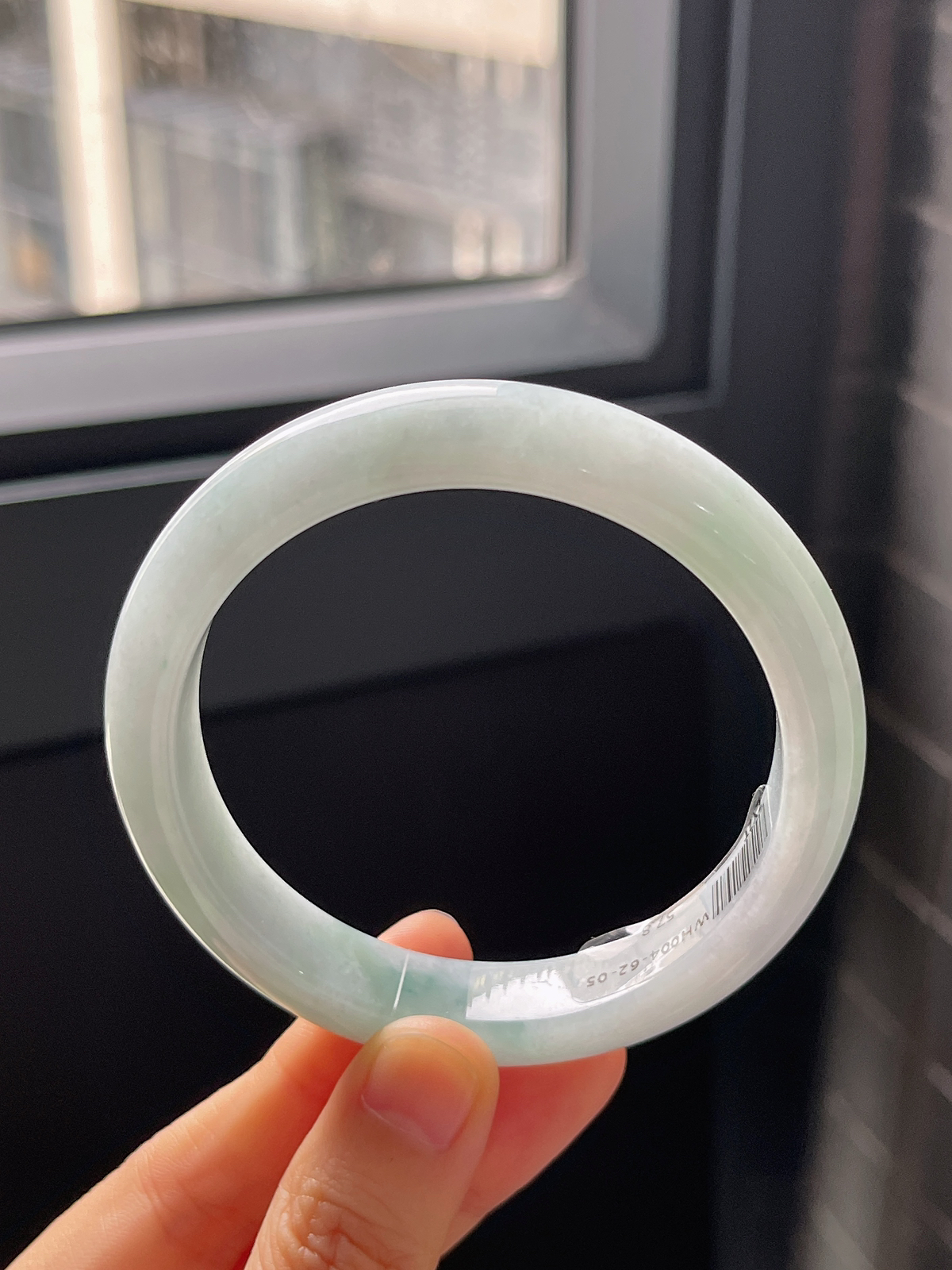 正圈57.8圈口，翡翠糯化种浅绿色手镯