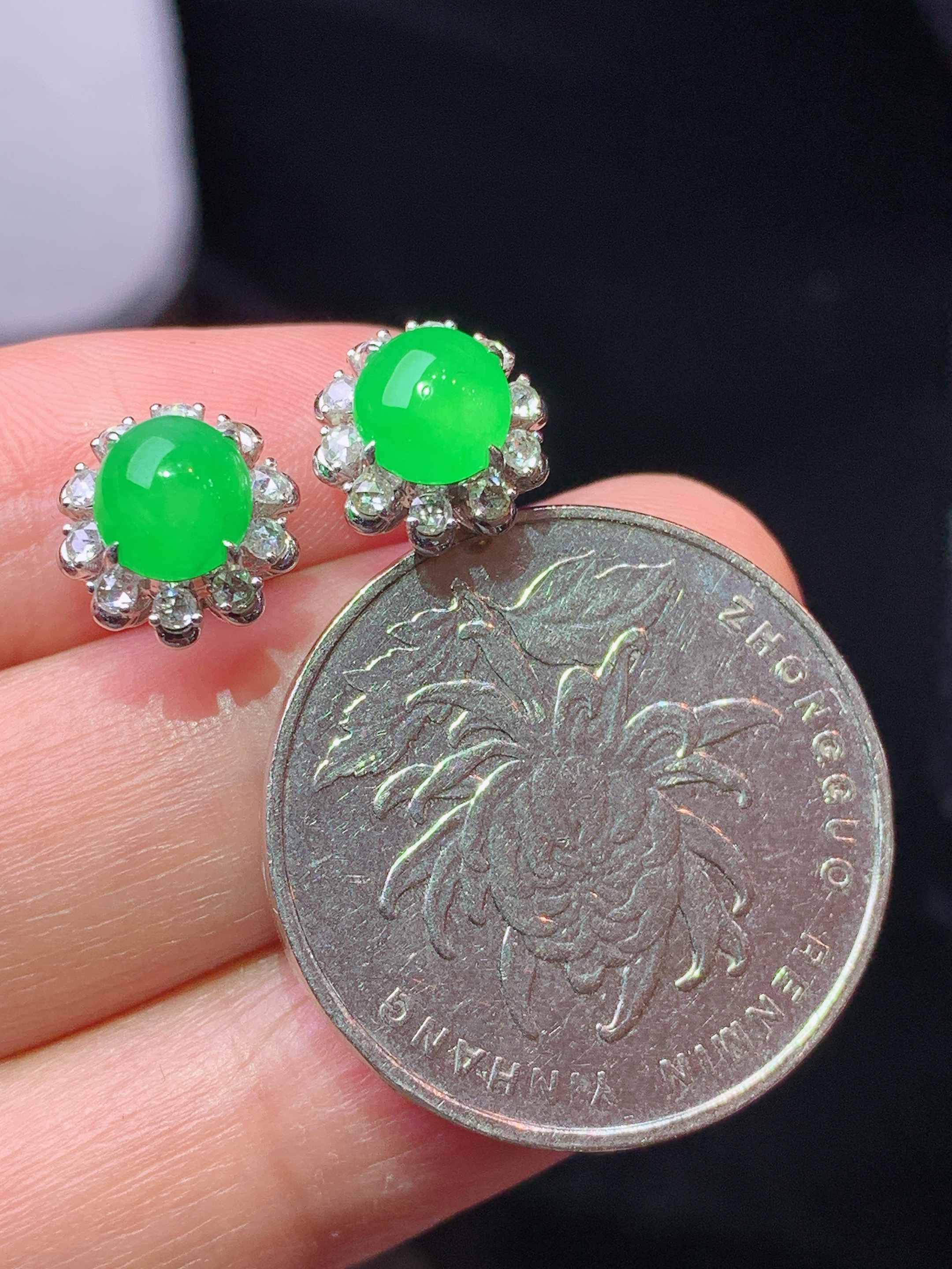 18k金钻镶嵌满绿蛋面耳钉 玉质细腻 色泽艳丽清新 水润亮眼 整体尺寸10*9.5*7b2