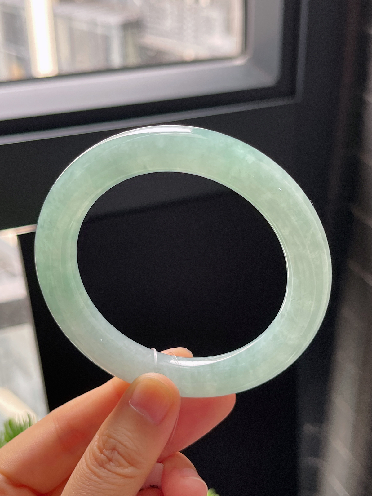 圆镯56.3圈口，翡翠冰糯种浅绿色手镯