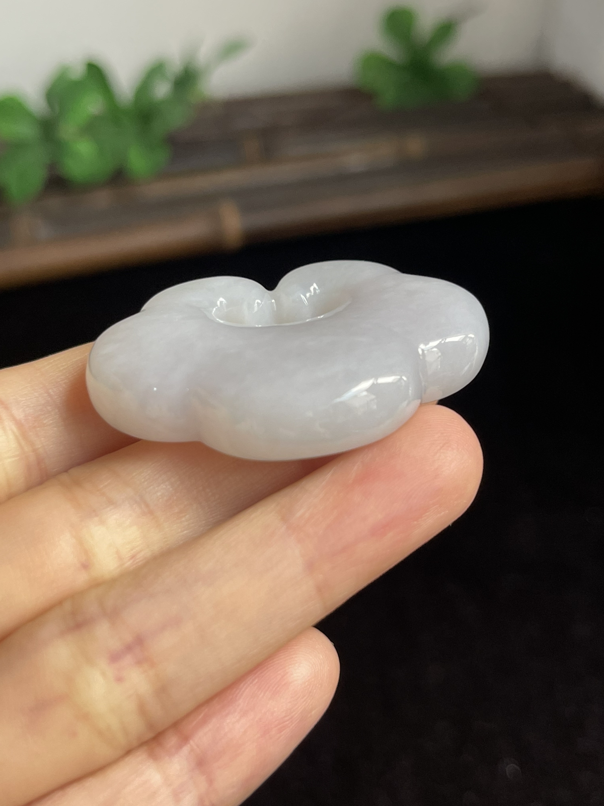 翡翠糯化种白色吊坠