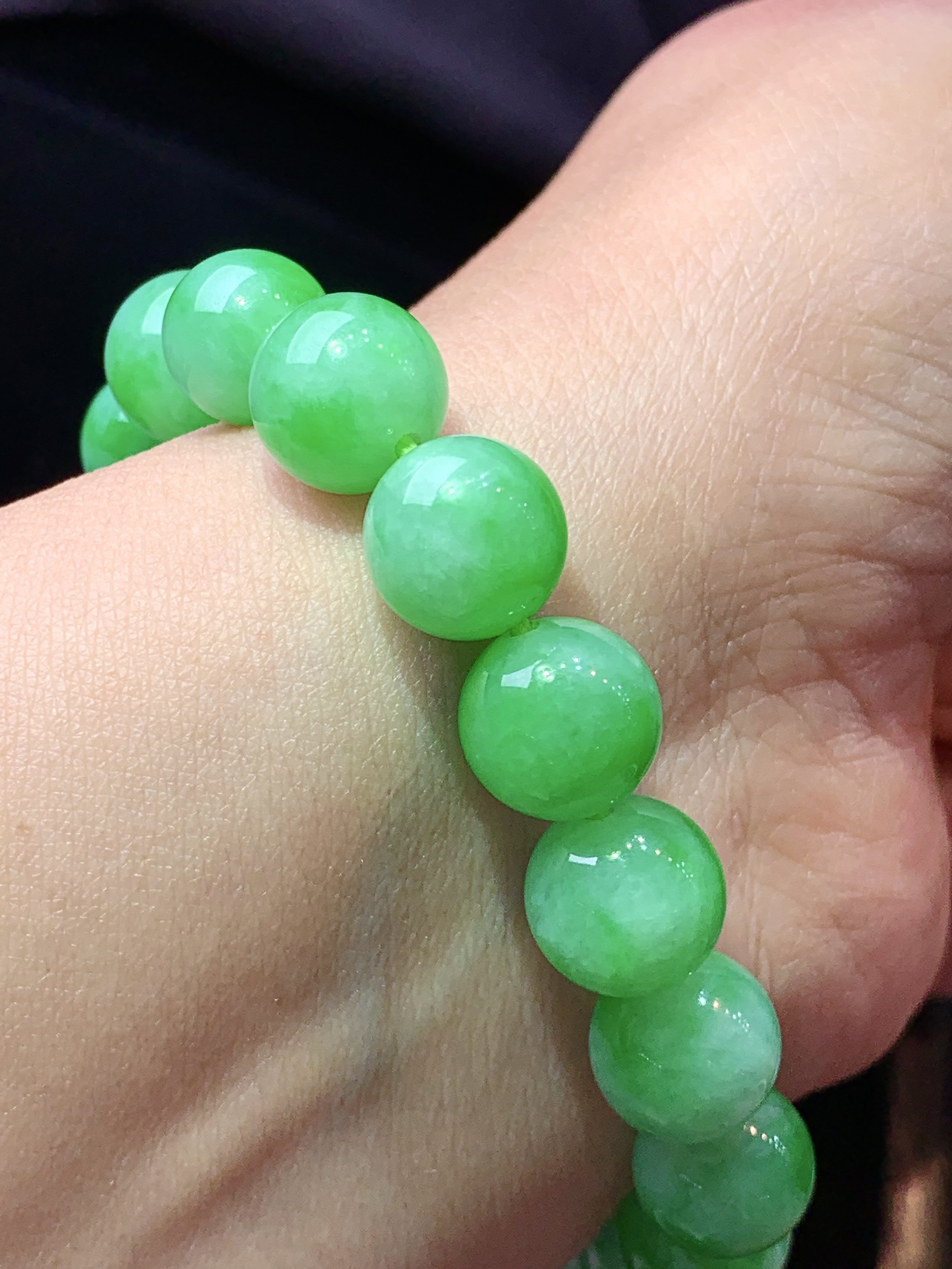 翠绿圆珠手链 玉质细腻 色泽艳丽清新 水润亮眼 整体尺寸10.5x6