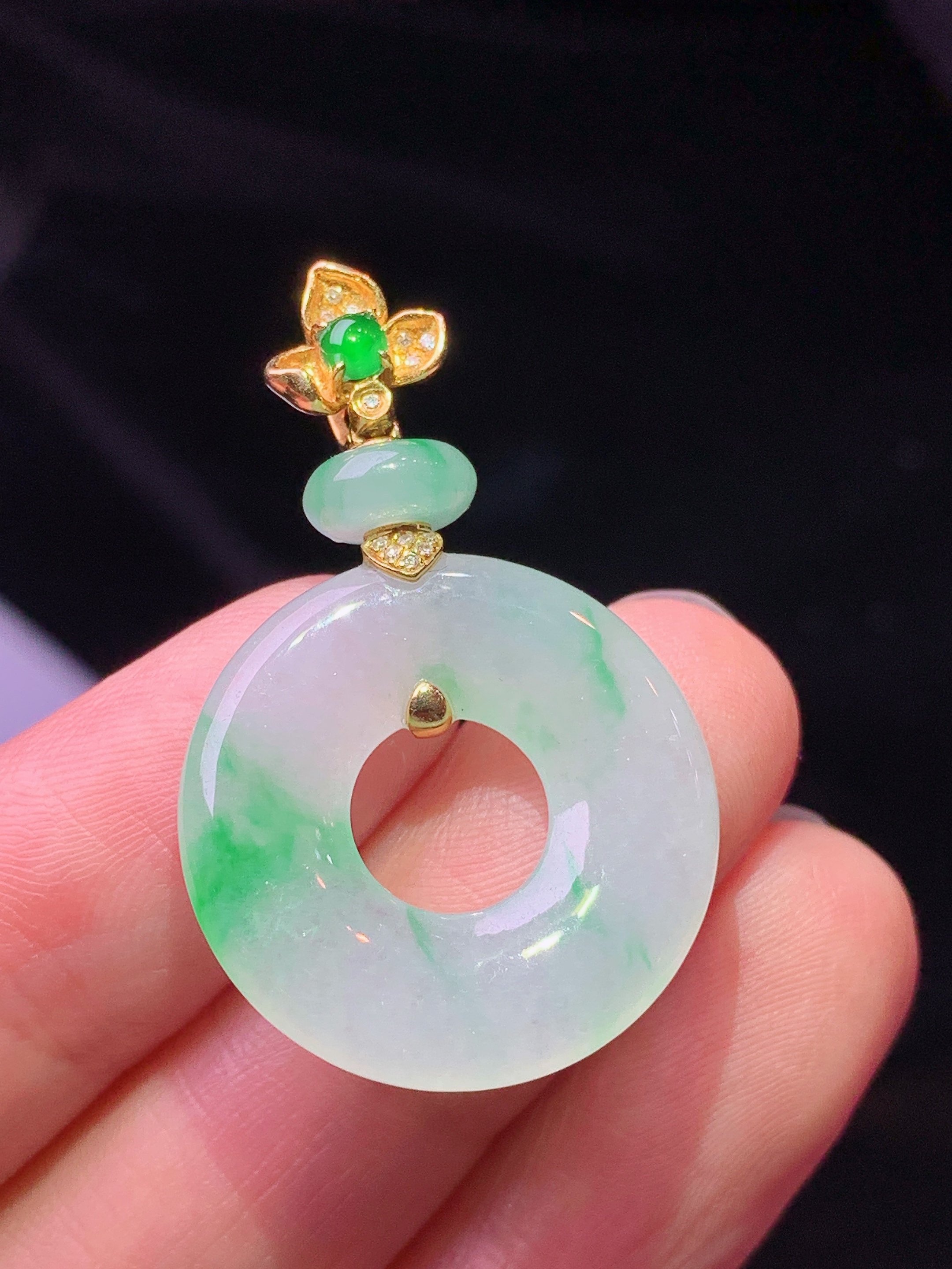 18k金钻镶嵌飘绿平安环吊坠 玉质细腻 色泽艳丽清新 水润亮眼 整体尺寸34.5*22.2*3.7b