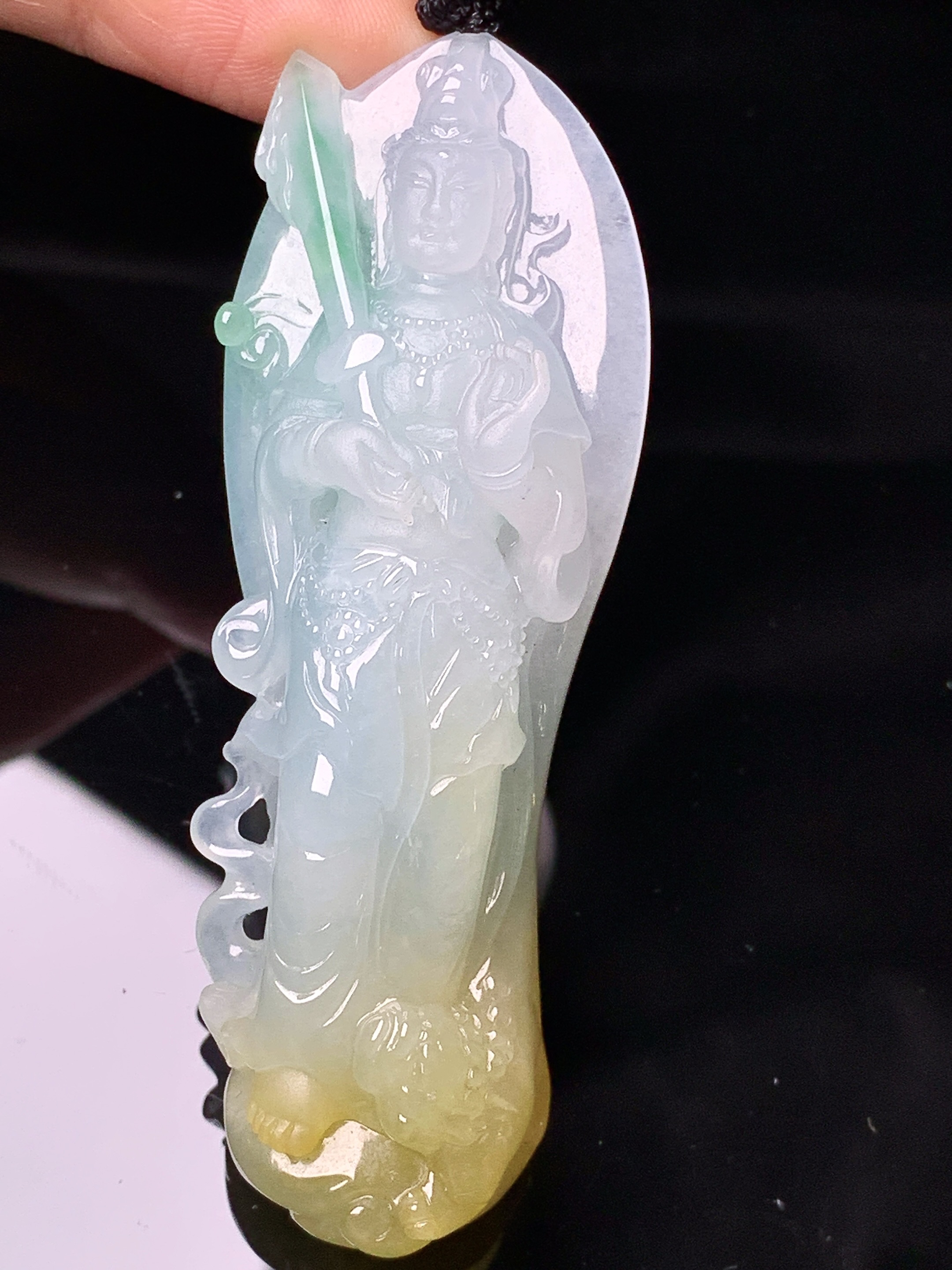 飘黄绿翡观音菩萨吊坠 玉质细腻 色泽艳丽清新 水润亮眼 整体尺寸70*25.8*11.3w1