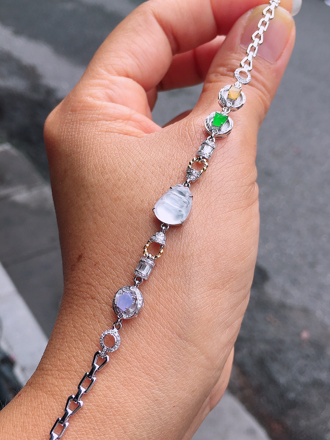 多彩特色手链，色泽均匀艳丽，玉质细腻，荧光感超
强，饱满圆润，尽显优雅气质，18k
金豪华镶嵌