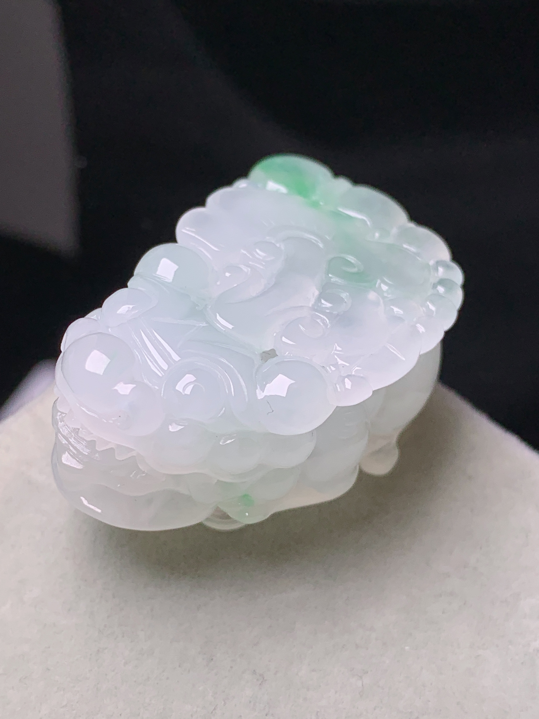 飘绿貔貅吊坠 玉质细腻 色泽艳丽清新 水润亮眼 整体尺寸36*21.8*14a2