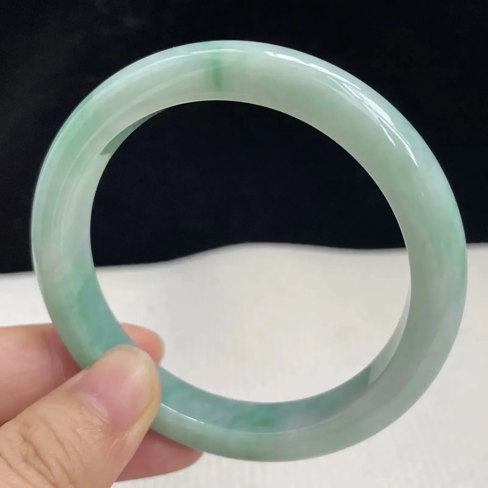 55圈口自然光拍摄天然翡翠A货飘绿好种水正圈手镯 43克