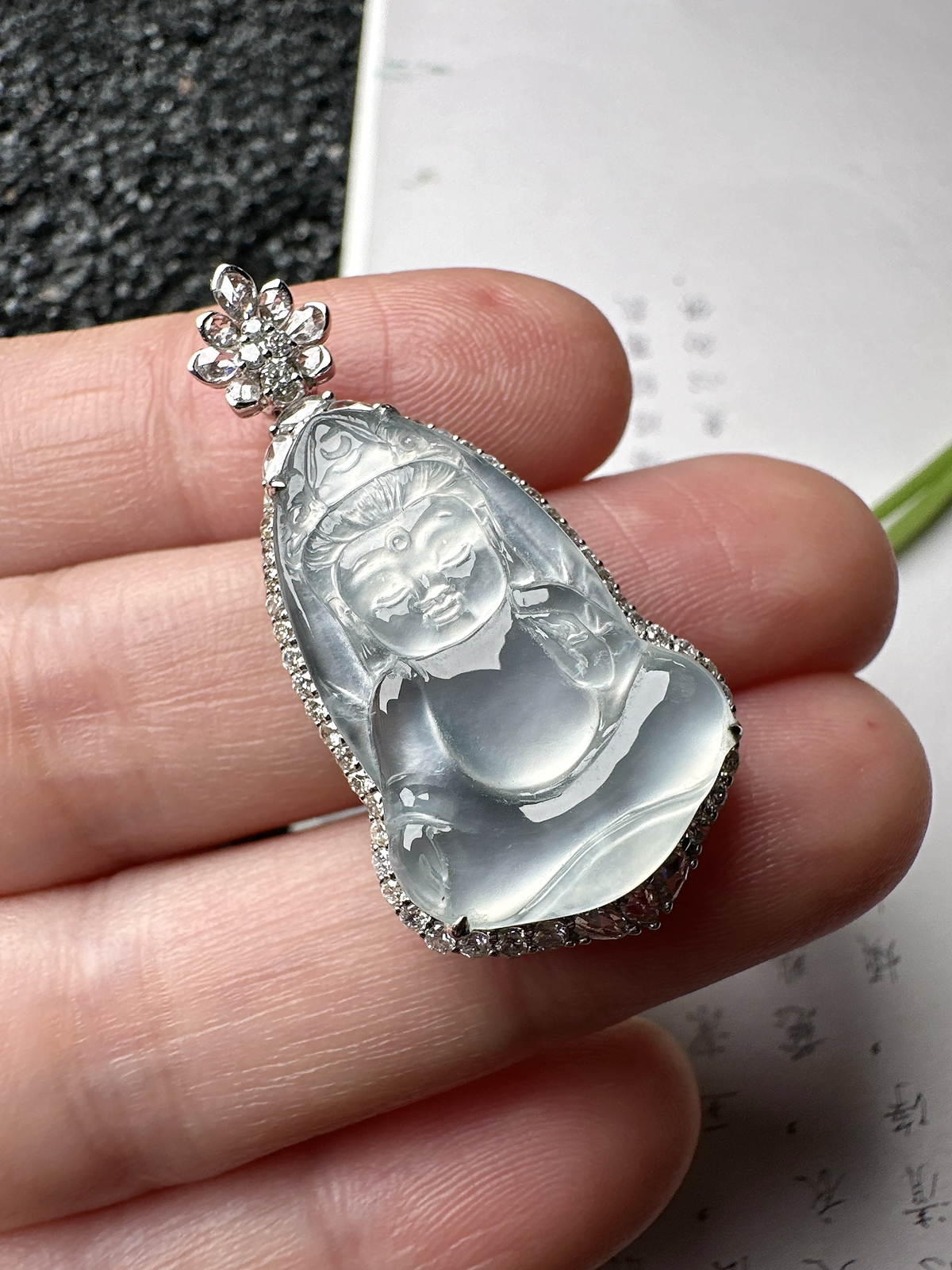 【冰种宝宝观音吊坠】种水上乘，晶莹剔透，纯净通透，莹光感很强，18k金钻镶嵌，裸石尺寸25*16*2