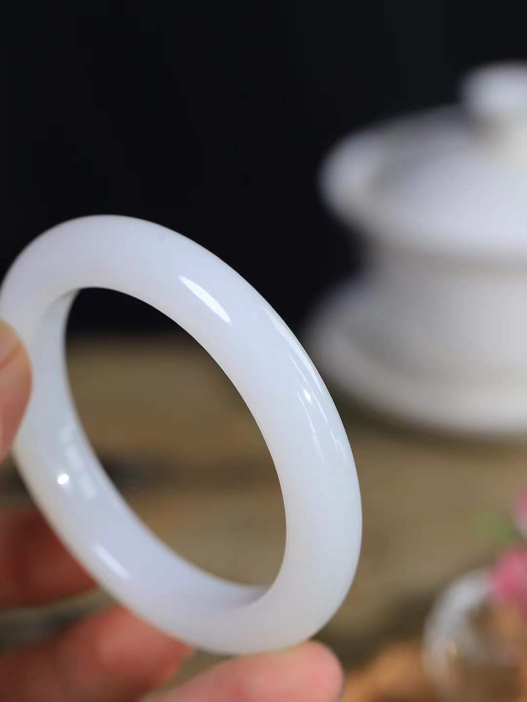 【腕间柔情.手镯】   

精品和田玉白玉手镯 玉质温润细腻 油性十足 古朴秀雅 轻抚岁月的栏杆软香温玉，腕间玉镯轻轻晃动，令人情动心间，撷一缕月末的芬芳，把心思铺陈，时光静美，惟有你最温柔。重53.6克   尺寸54.5-11.2-9.8mm  4640555A