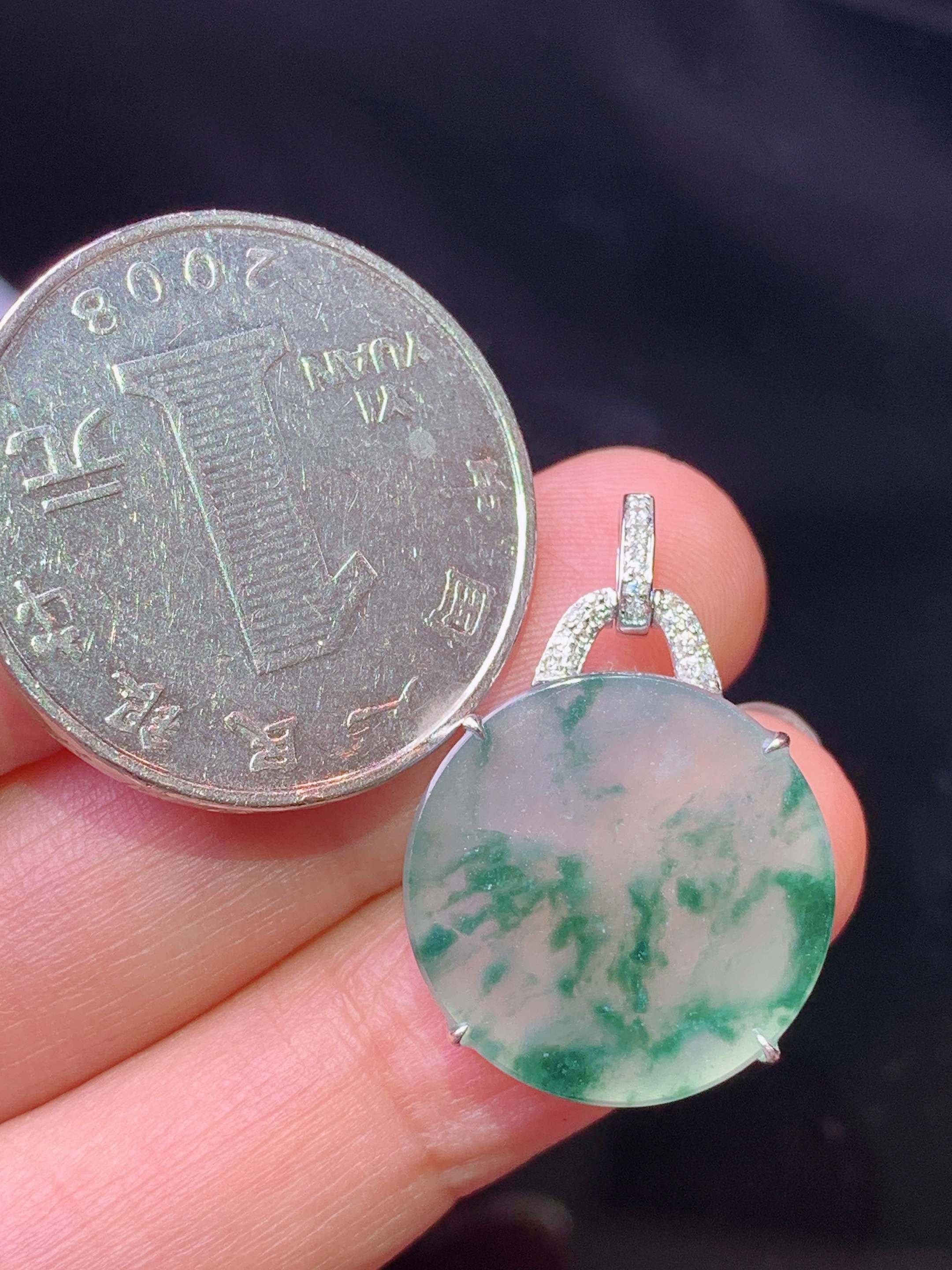 18k金钻镶嵌冰种飘绿圆牌吊坠 玉质细腻 色泽艳丽清新 水润亮眼 整体尺寸25.8*17.5*4.8b1