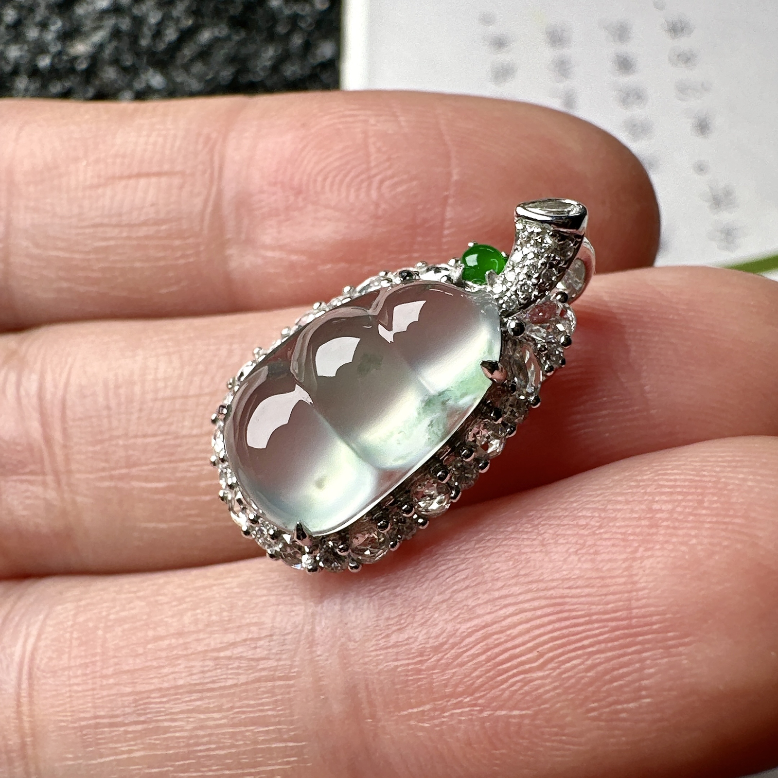 【玻璃种飘花福豆吊坠】种地上乘，冰感十足，通透起光，饱满圆润，收藏品质，18k金钻镶嵌，裸石尺寸14.4*8.7*4.1毫米