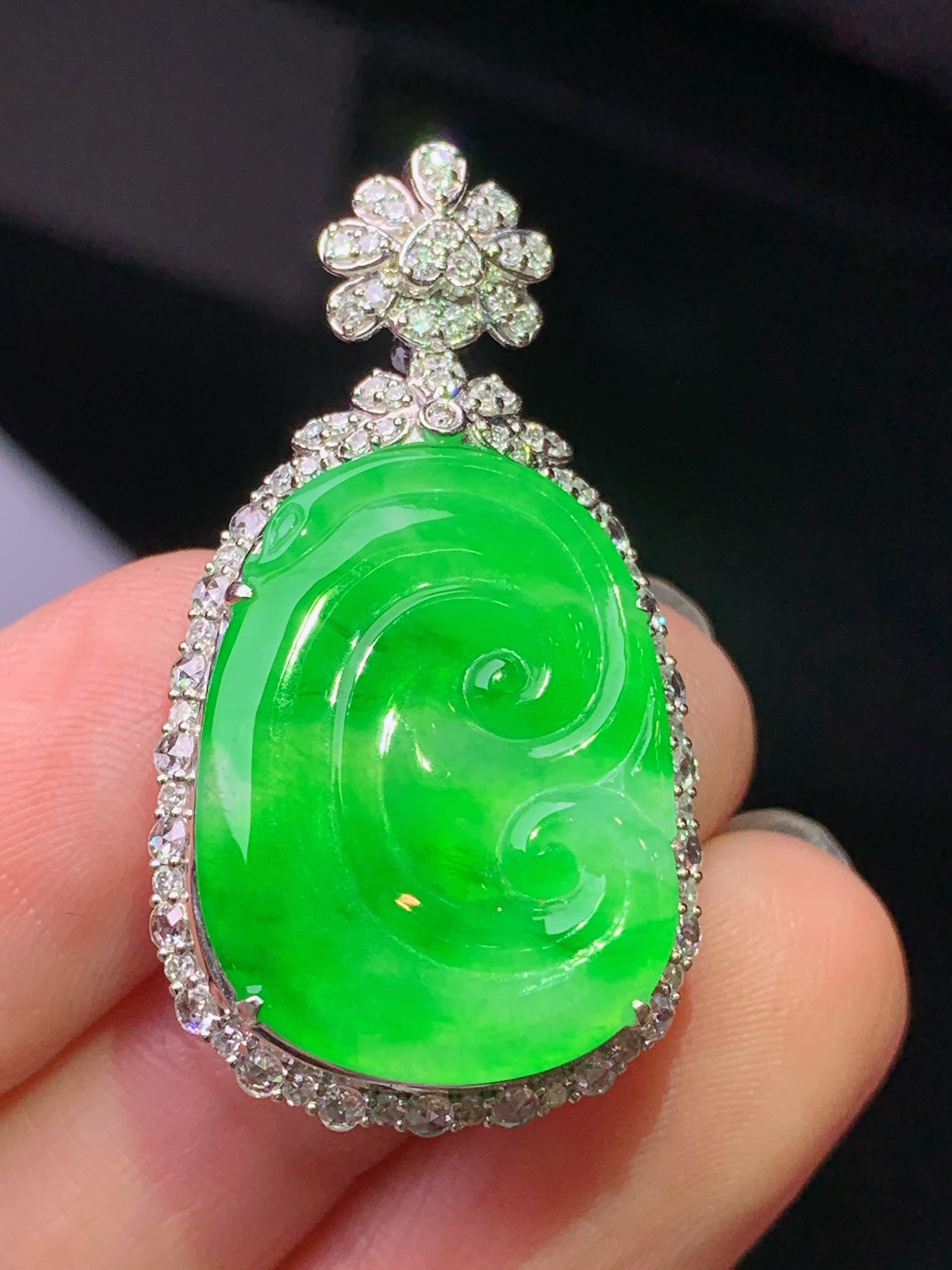 18k金钻镶嵌翠绿如意吊坠 玉质细腻 色泽艳丽清新 水润亮眼 整体尺寸35.7*19.3*8.8g2