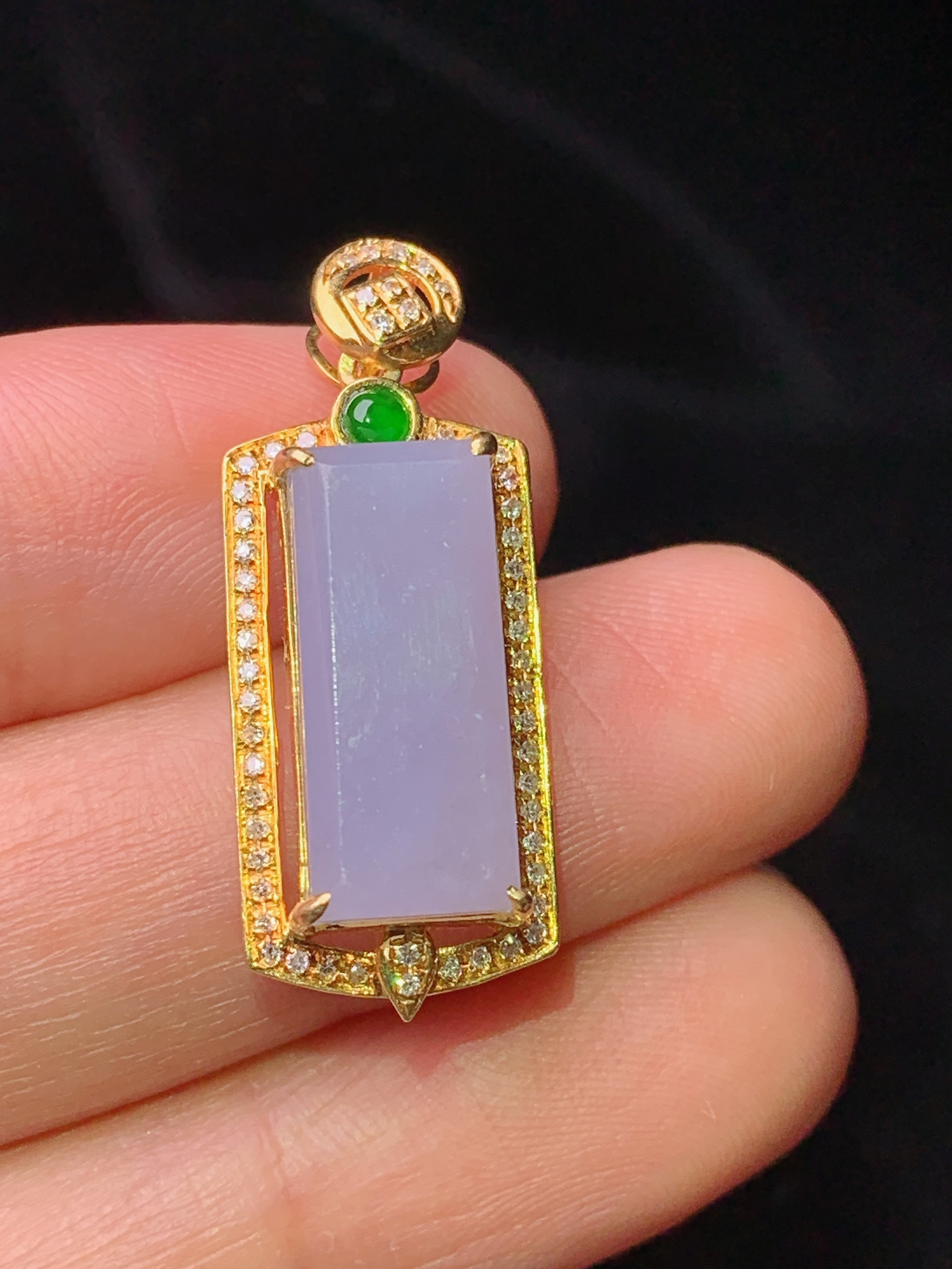 18k金钻镶嵌紫罗兰无事牌吊坠 玉质细腻 色泽艳丽清新 水润亮眼 整体尺寸28.8*11.2*7f3