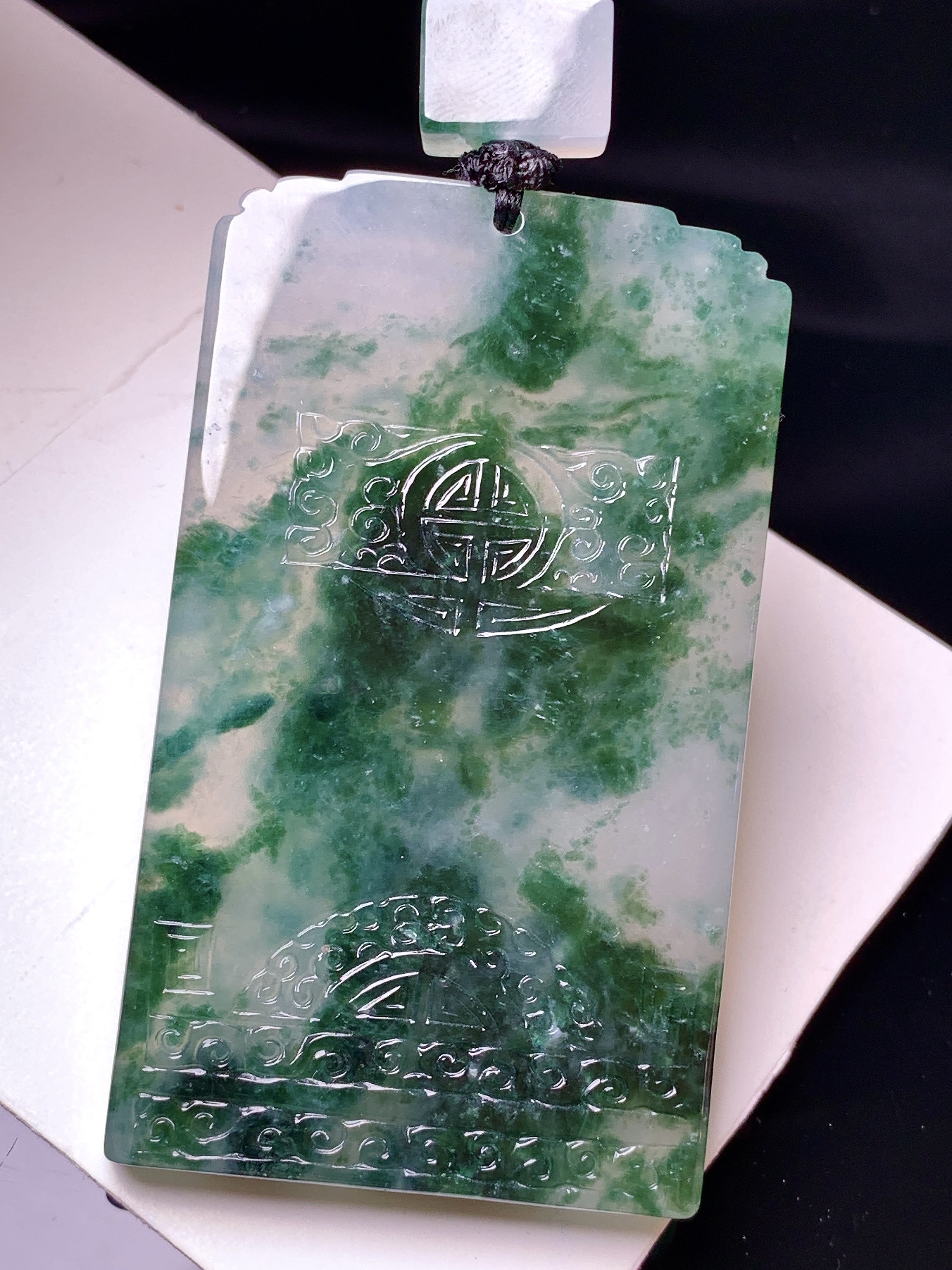 飘绿无事牌吊坠 玉质细腻 色泽艳丽清新 水润亮眼 整体尺寸61.6*36*5.7L1