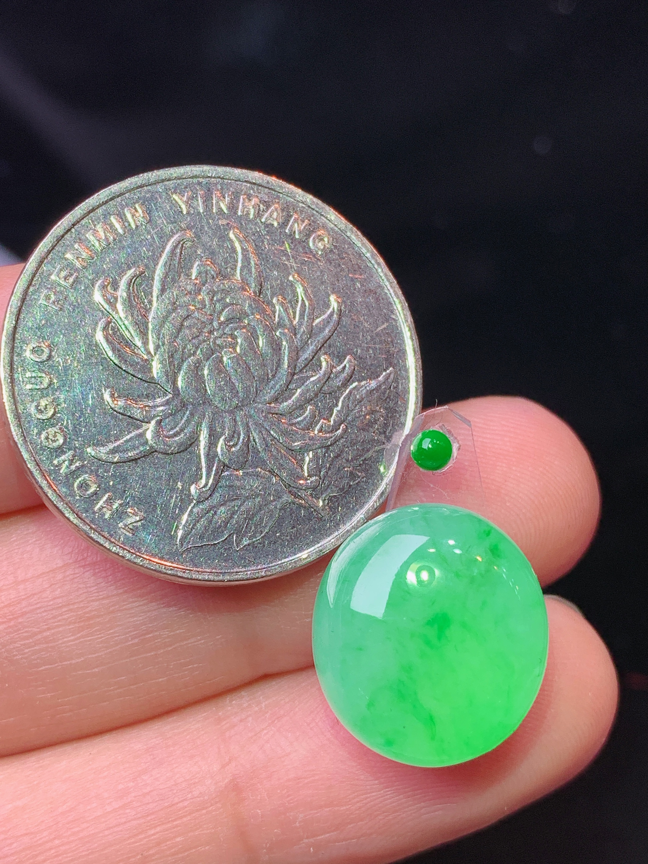 镶嵌款 翠绿蛋面吊坠 玉质细腻 色泽艳丽清新 水润亮眼 整体尺寸14.6*13.2*5.8*2x