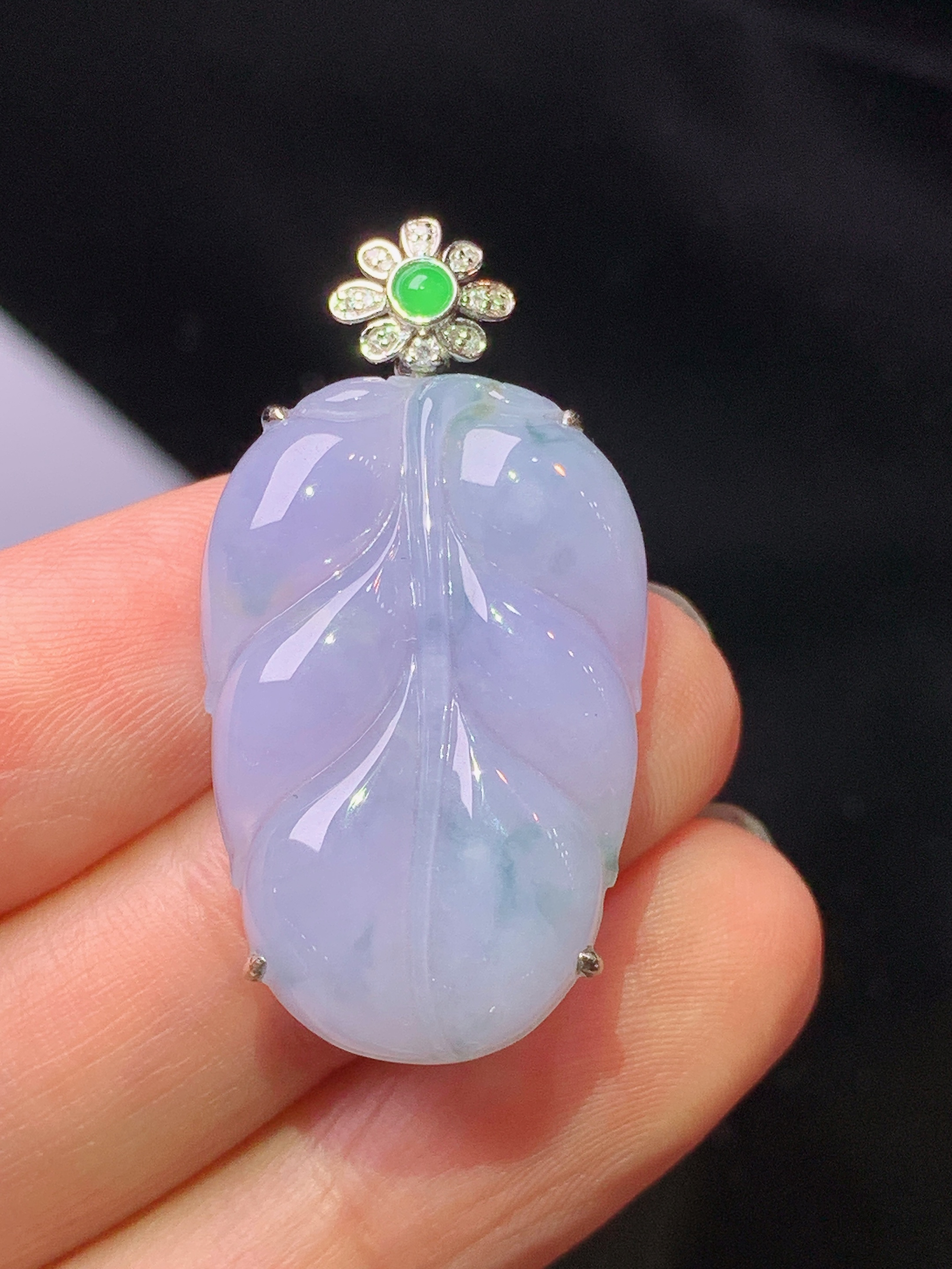 18k金钻镶嵌淡紫罗兰飘绿树叶吊坠 玉质细腻 色泽艳丽清新 水润亮眼 整体尺寸34.8*18.5*6
