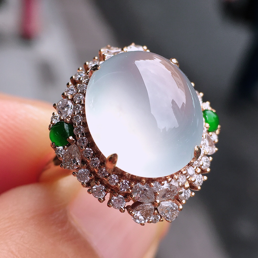 冰种蛋面戒指，玉质细腻，荧光感超
强，饱满圆润，尽显优雅气质，18k
金豪华镶嵌