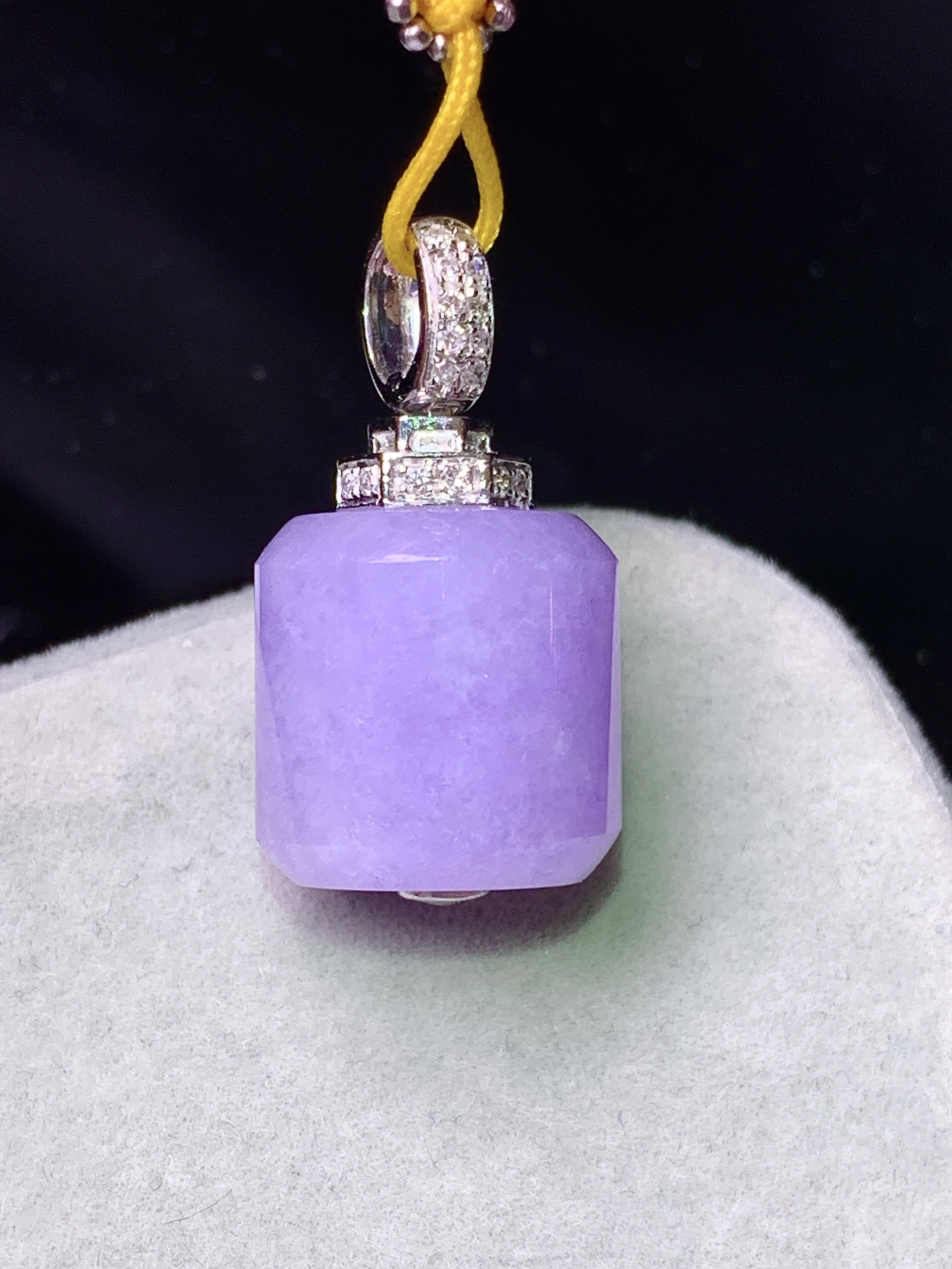 18k金钻镶嵌紫罗兰路路通吊坠 玉质细腻 色泽艳丽清新 水润亮眼 整体尺寸23.3*12.3b1