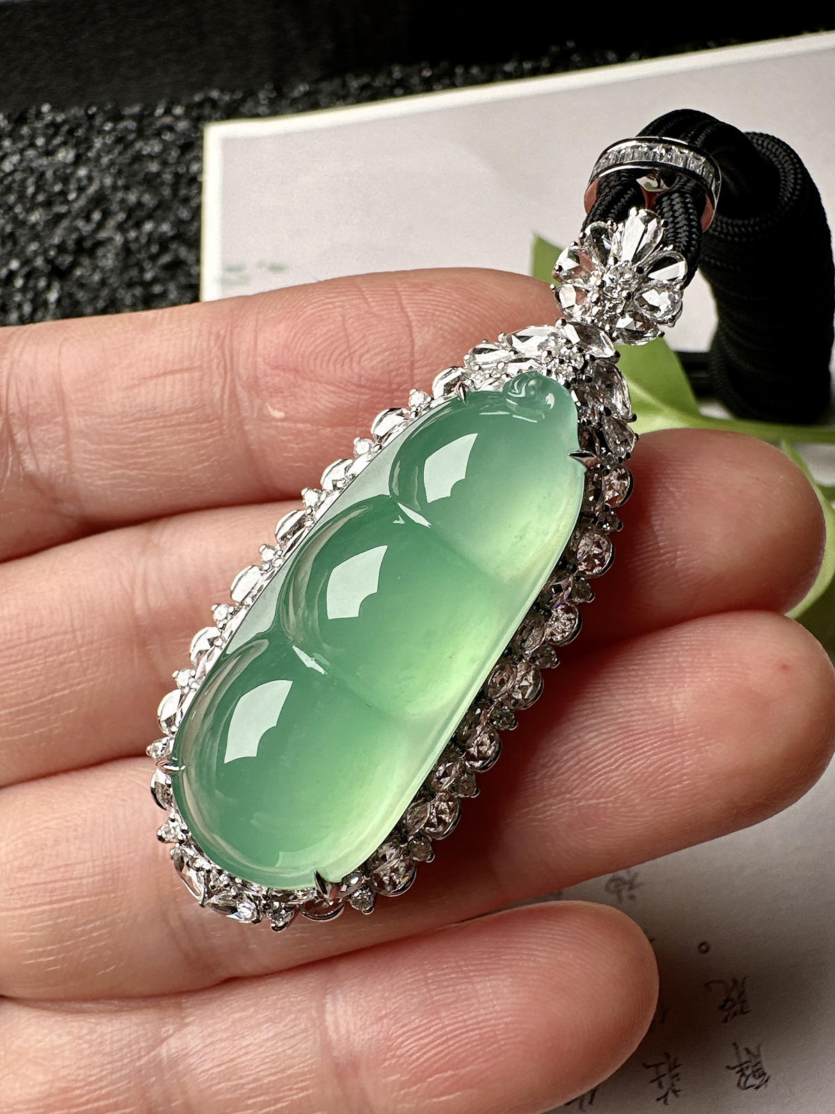 【冰种晴绿福豆吊坠】种地上乘，冰感十足，通透起光，饱满圆润，收藏品质，18k金钻镶嵌，裸石尺寸34.4*14.4*8.6毫米