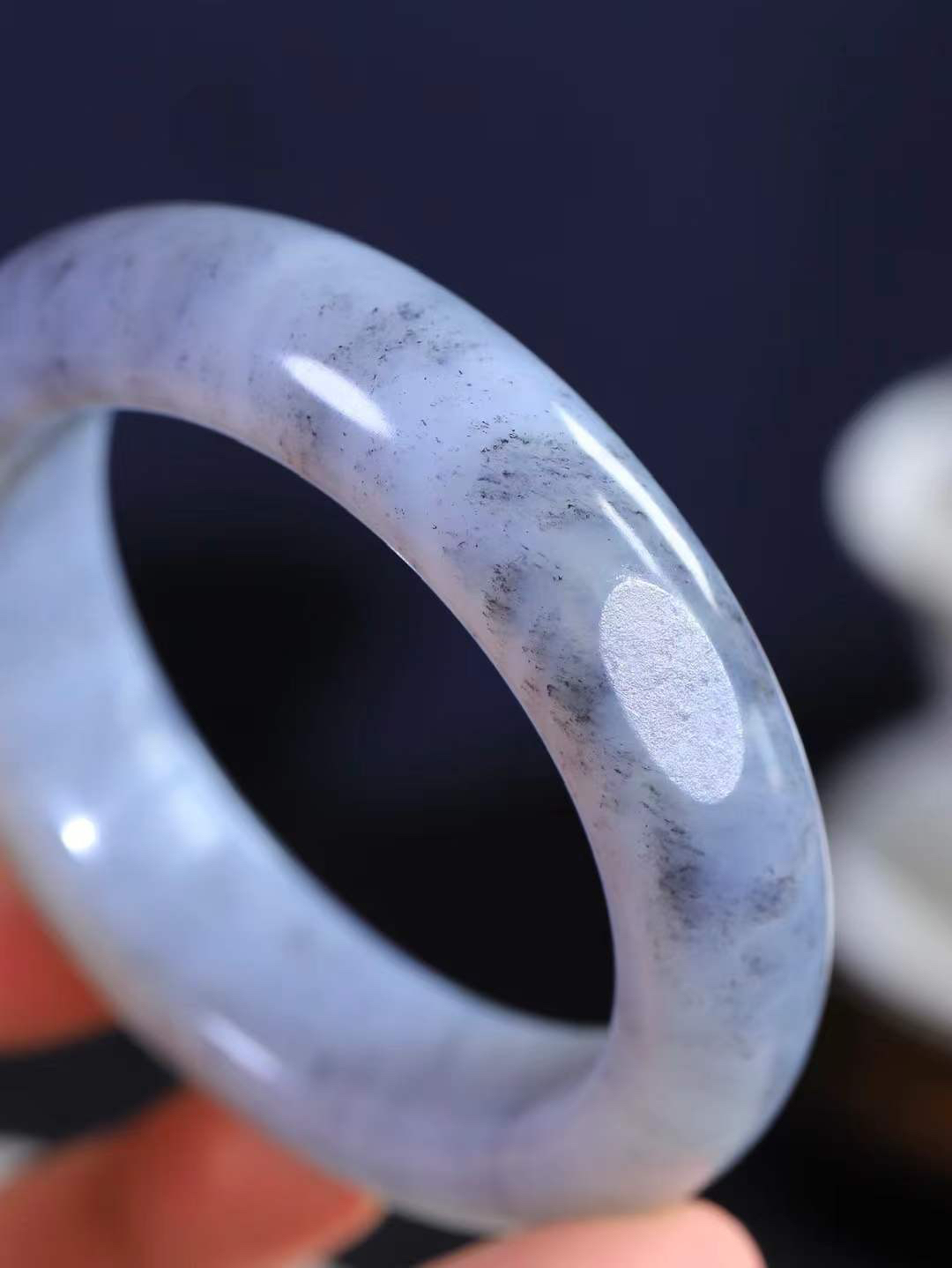 【籽.水墨风情.手镯】

新疆和田籽料青花手镯 玉质细腻饱满，镯型大气，脂感油润。青花晕染轻淌，让人迷醉其中，就如身在云雾飘渺的群山之中，雾气升腾～重98.5克 尺寸58-17-11.3mm FDT-7740300