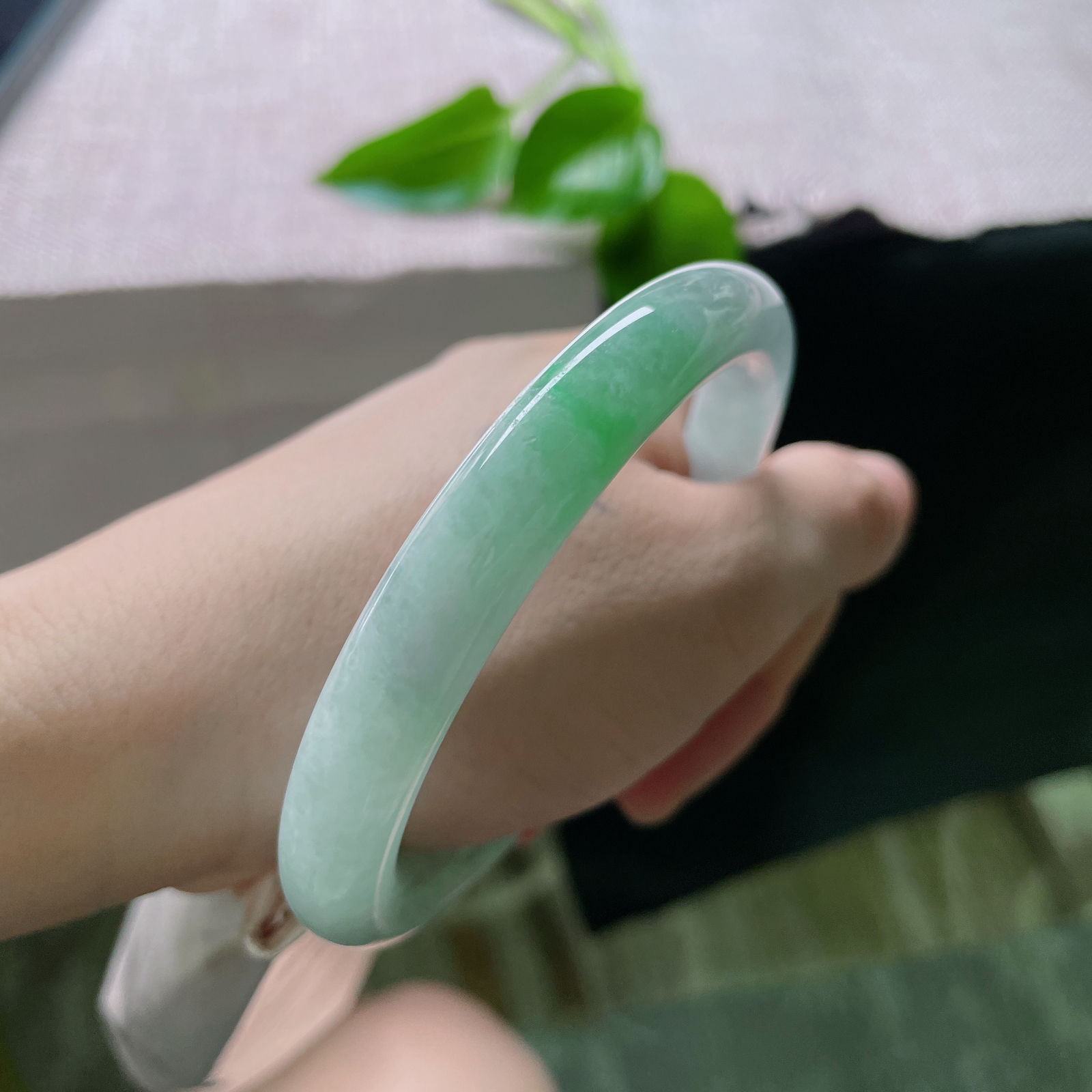 59.7/9.8，绿底圆条，一抹翠色鲜活灵动，种老，佩戴优雅永不过时，皮纹。