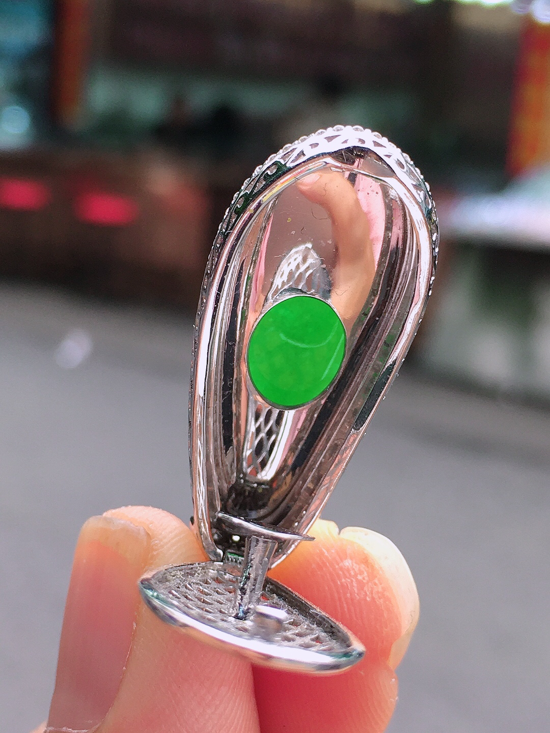 阳绿福瓜吊坠，色泽均匀艳丽，玉质细腻，荧光感超
强，饱满圆润，尽显优雅气质，18k
金豪华镶嵌