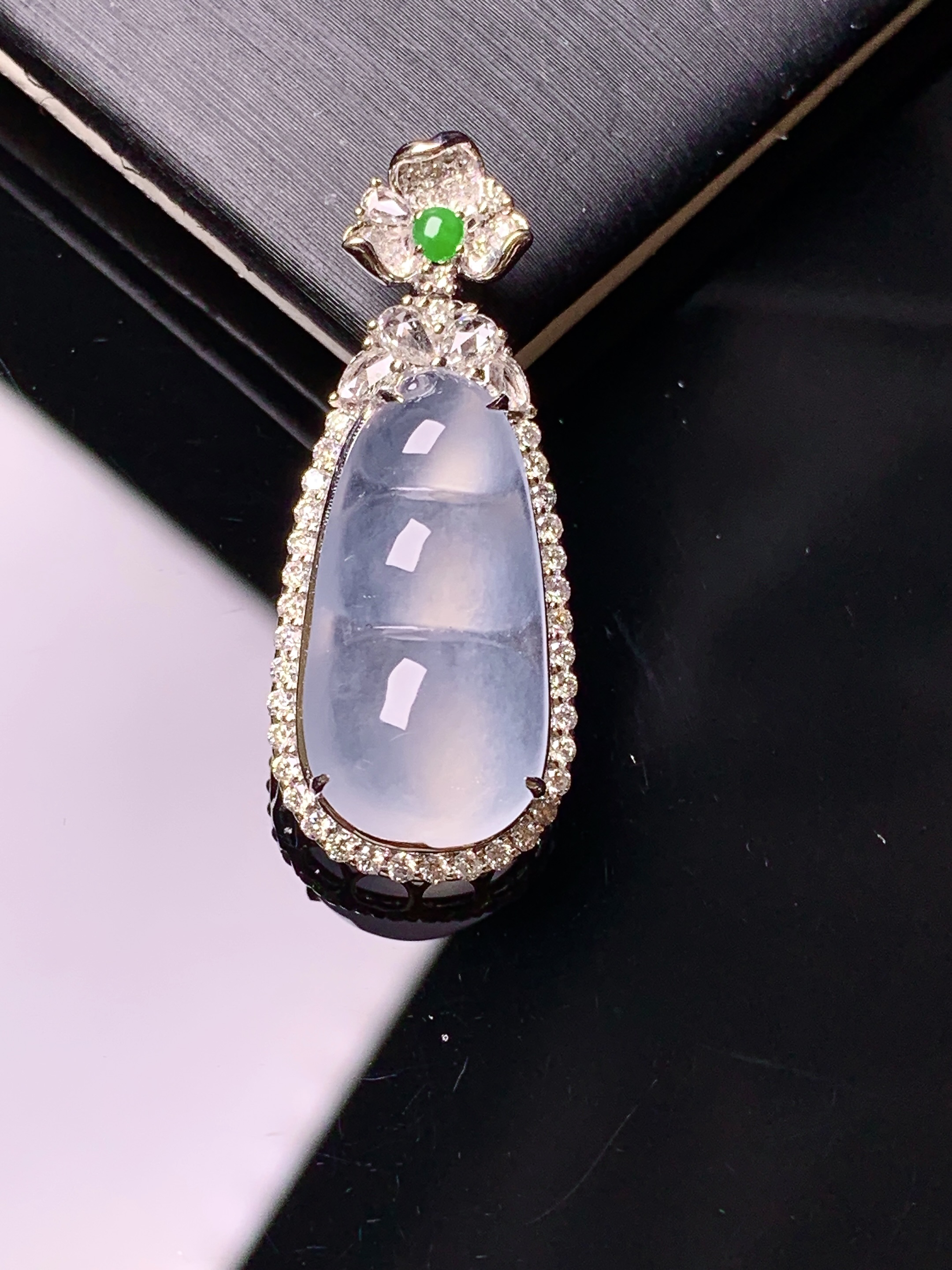 18k金钻镶嵌冰种四季豆吊坠 玉质细腻 色泽艳丽清新 水润亮眼 整体尺寸31*12.6*7.8f3