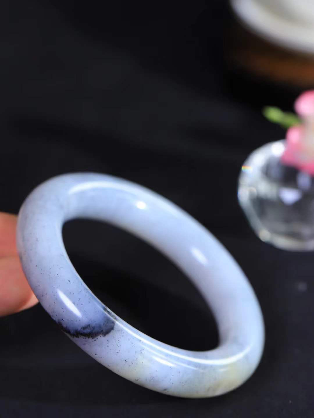 【籽.水墨风情.手镯】

新疆和田籽料青花圆条手镯 玉质细腻饱满，镯型大气，脂感油润。青花晕染轻淌，让人迷醉其中，就如身在云雾飘渺的群山之中，雾气升腾～重71.2克 尺寸53-12.6-12mm FDT-7740300