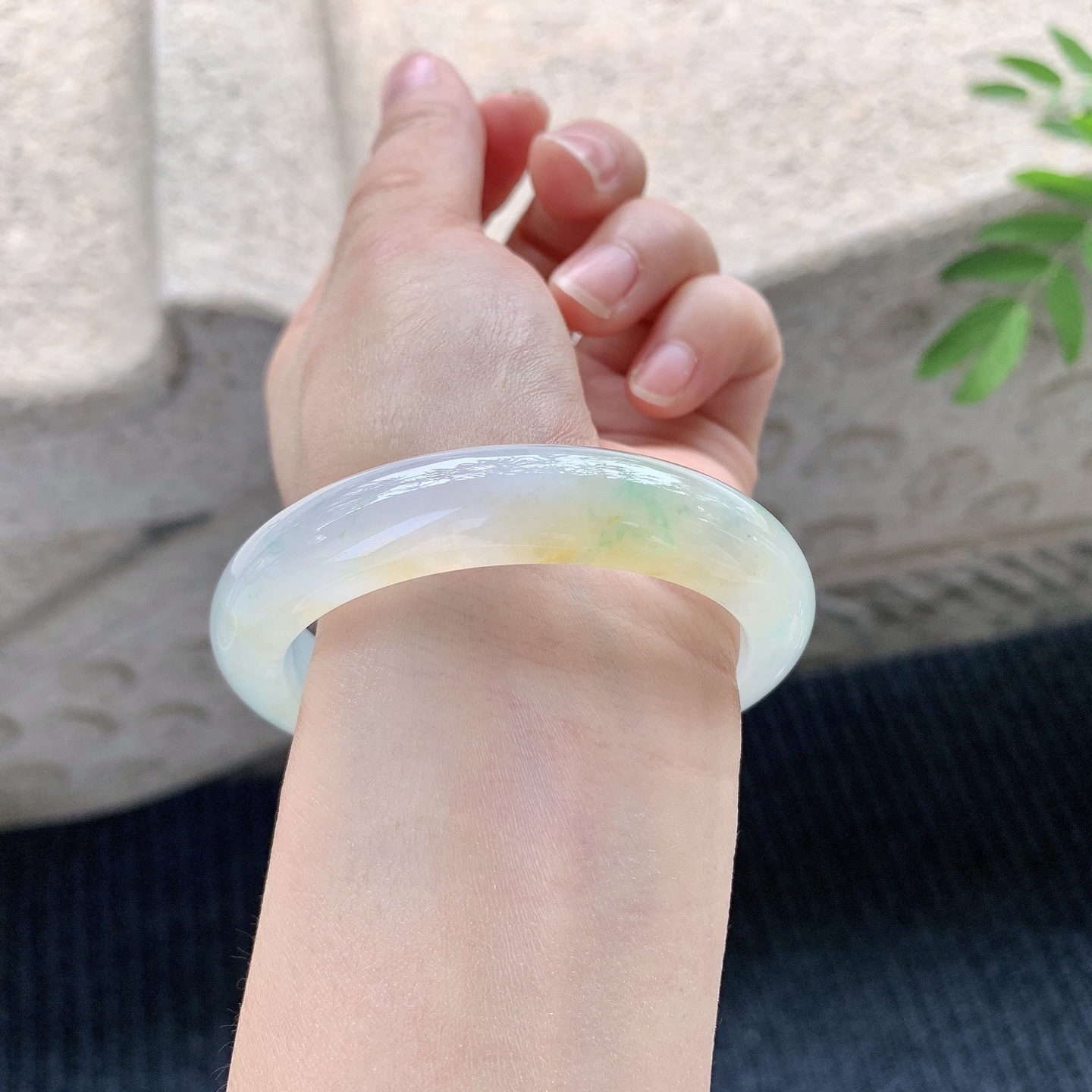 正圈52 53【圈口】53.3/12/8.6【】【编码】HT120501【描述】冰黄加绿，清透，水润，种老，细腻，无裂纹