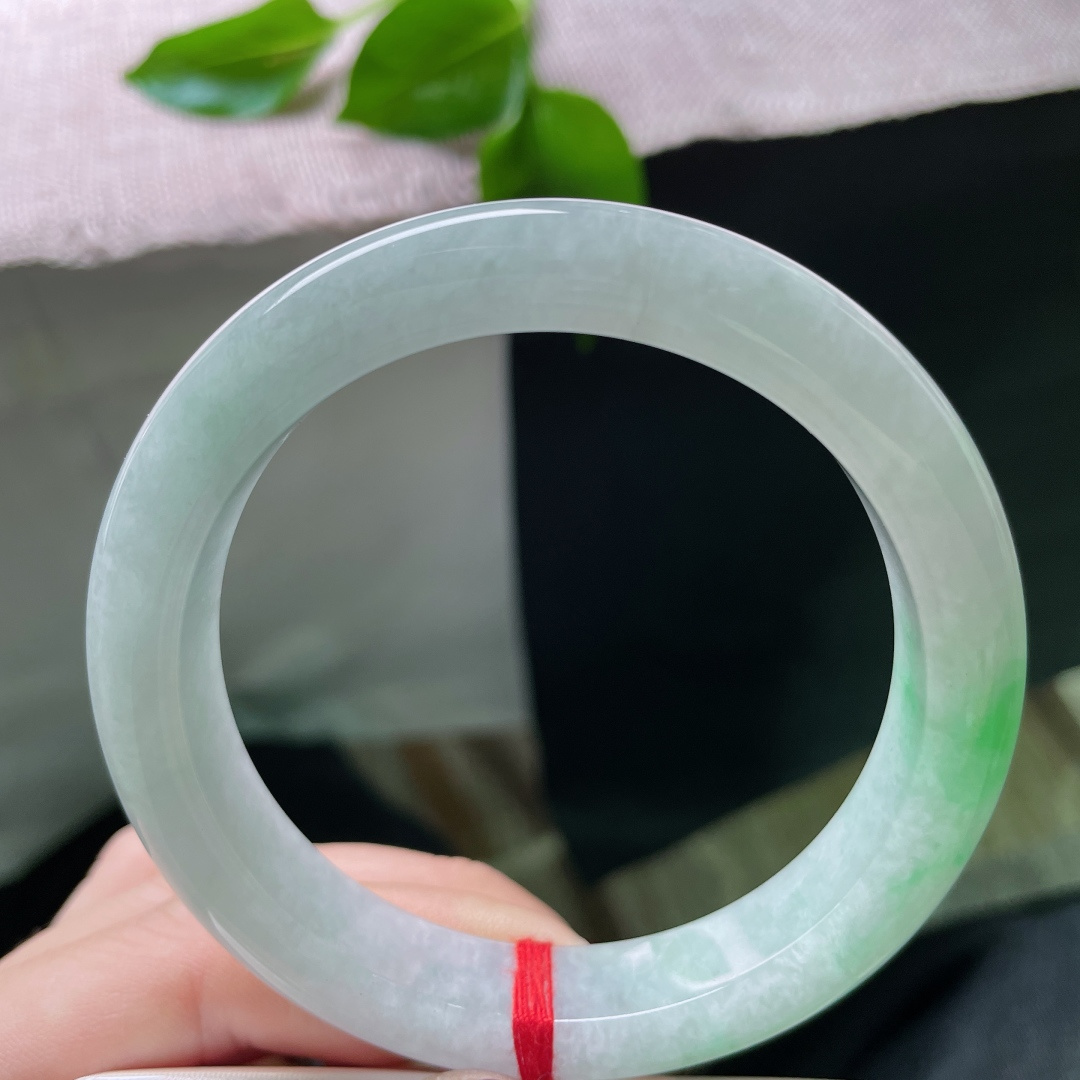 59.2/11.8/9，飘绿正圈，水润细腻，腕间一汪春水，绿意凝作烟云。皮纹，ss49899a