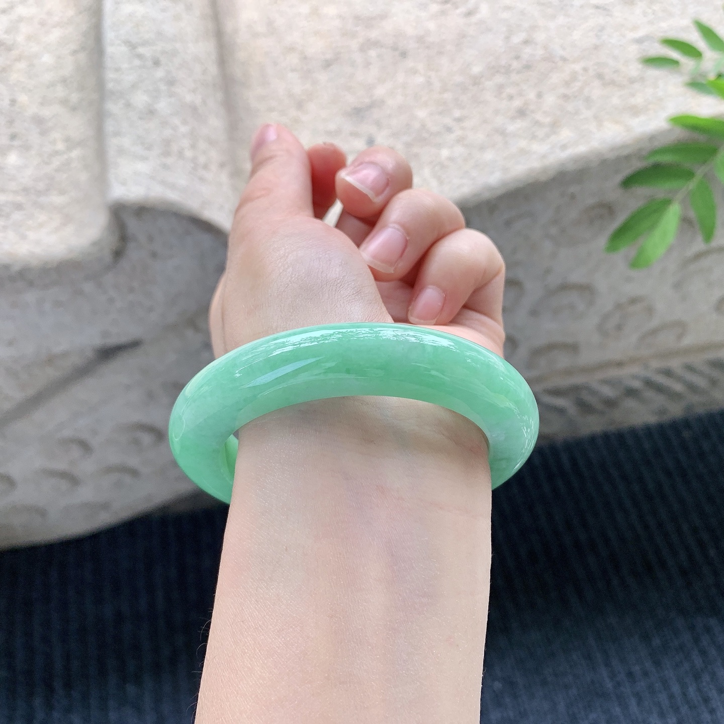 正圈53 54【圈口】54.8/11.8/10.6【万【编码】A1120538【描述】满绿，水润，种老，细腻，内侧有纹线